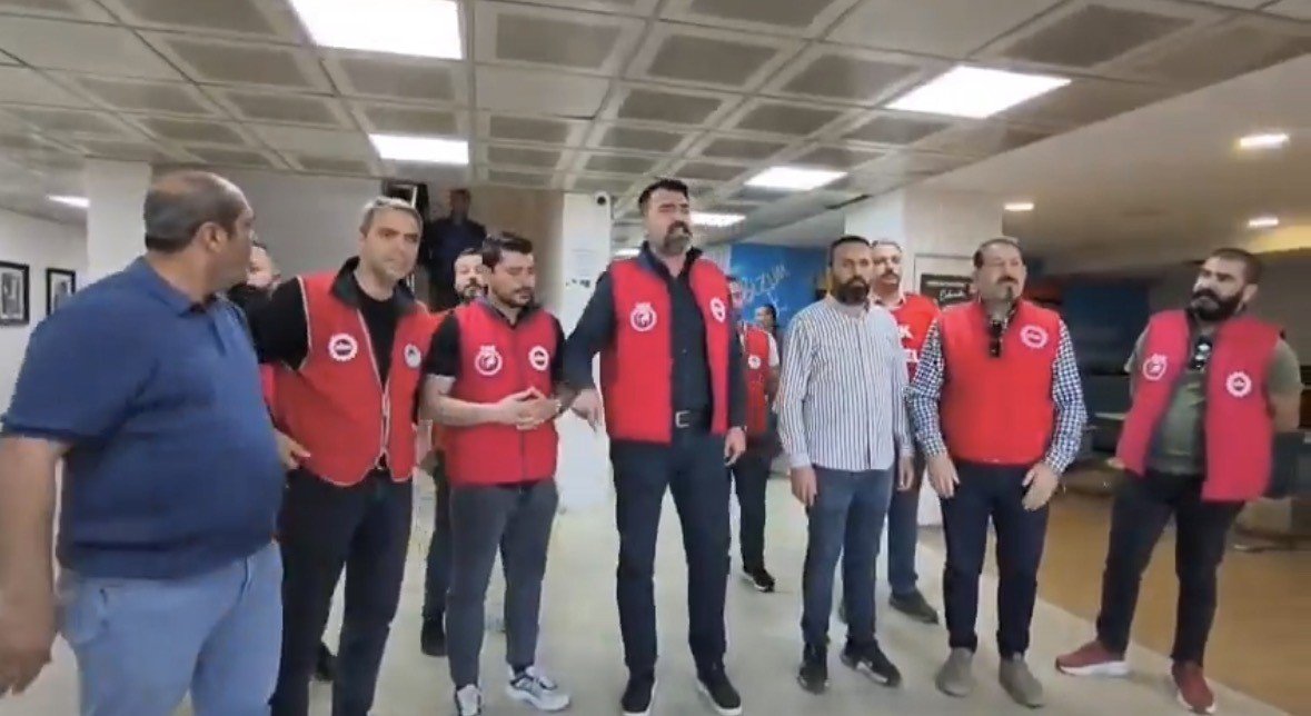 İzmir’de Chp’li Belediyede Çalışanlar Oturma Eylemi Başlattı (2)