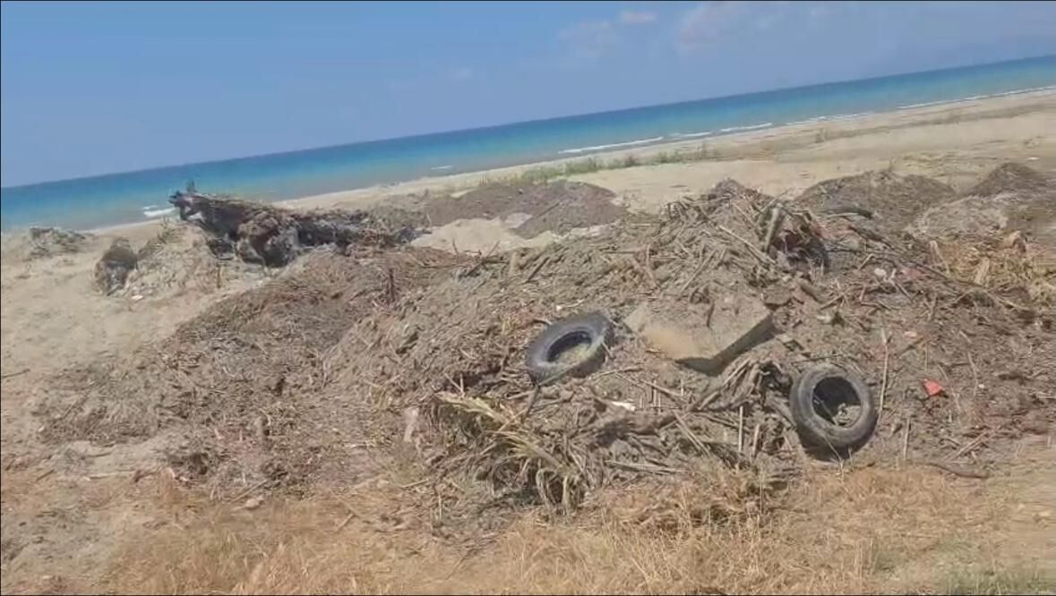 Kuşadası Belediyesi’nden utandıran manzara.. Çöp, moloz, pislik..