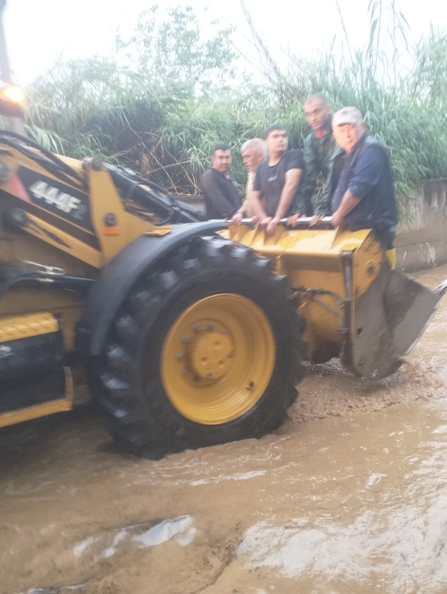 Mahsur Kalanların Yardımına Büyükşehir Ekipleri Koştu (4)