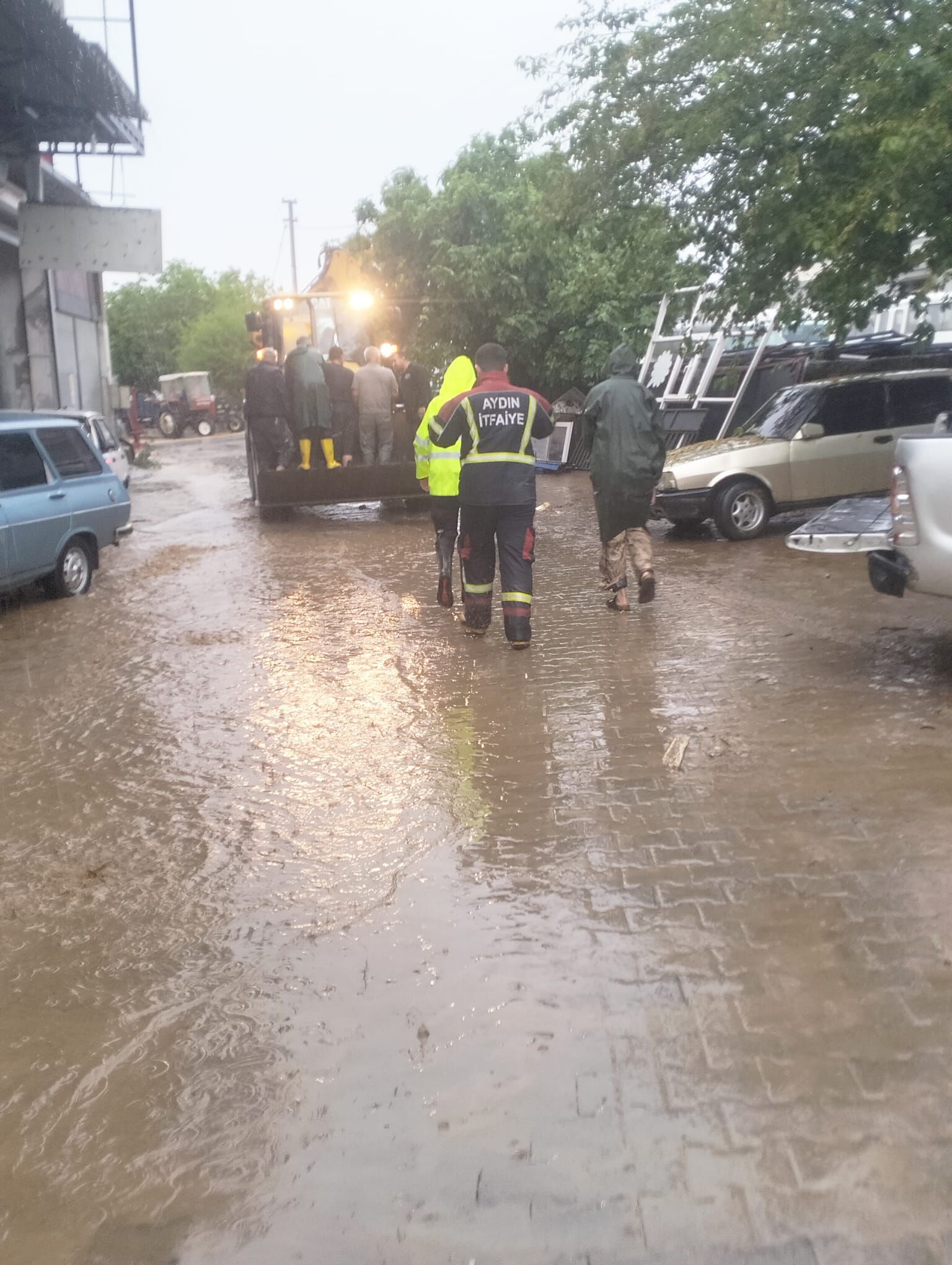 Mahsur Kalanların Yardımına Büyükşehir Ekipleri Koştu (5)