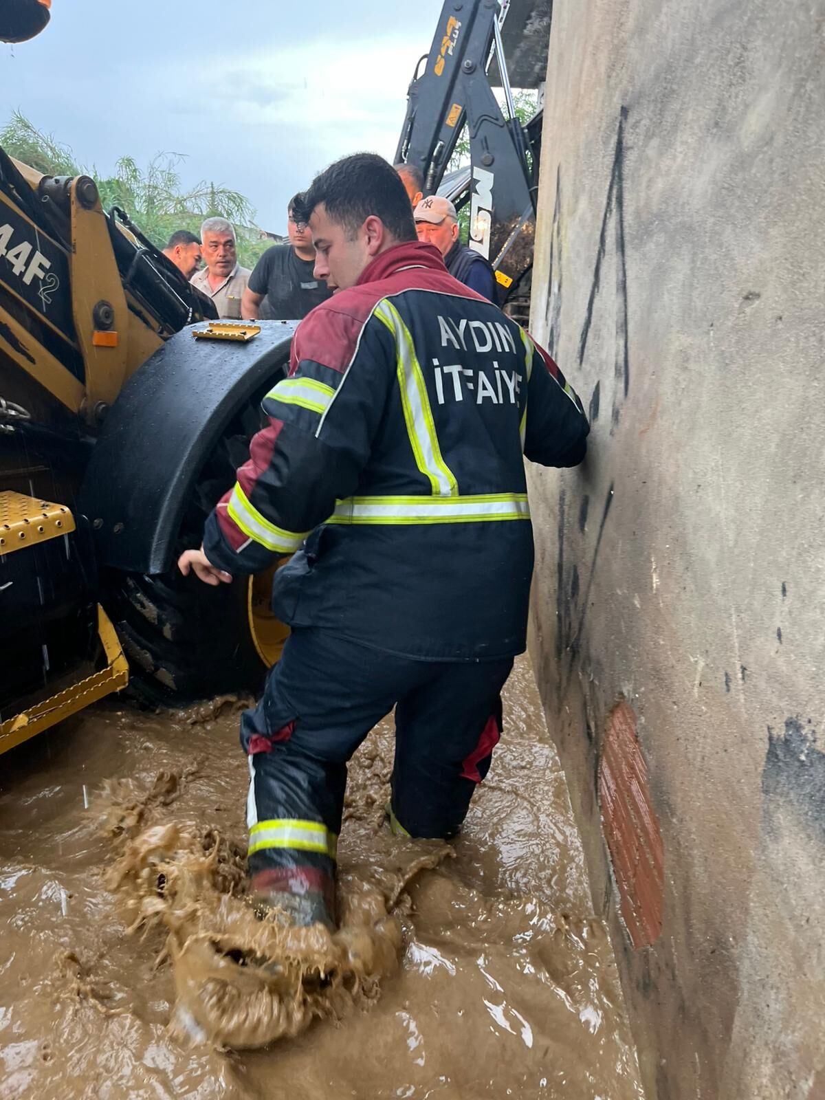 Mahsur Kalanların Yardımına Büyükşehir Ekipleri Koştu (6)