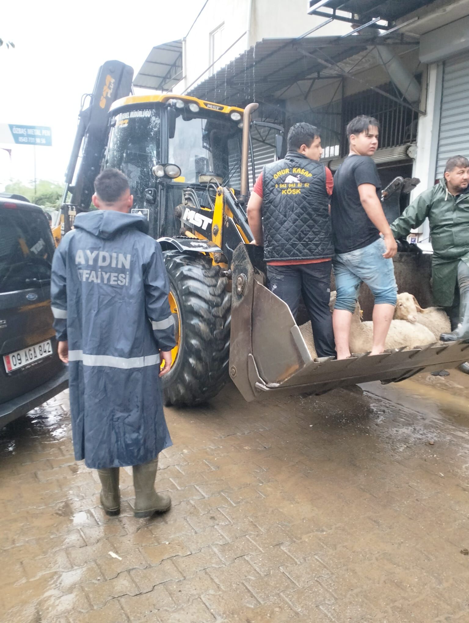 Mahsur Kalanların Yardımına Büyükşehir Ekipleri Koştu (8)