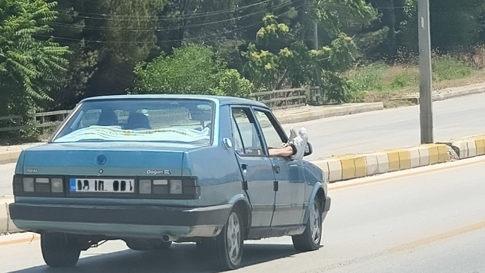 Ayaklarını Camdan Dışarı Çıkartarak Trafiği Tehlikeye Attı (2)
