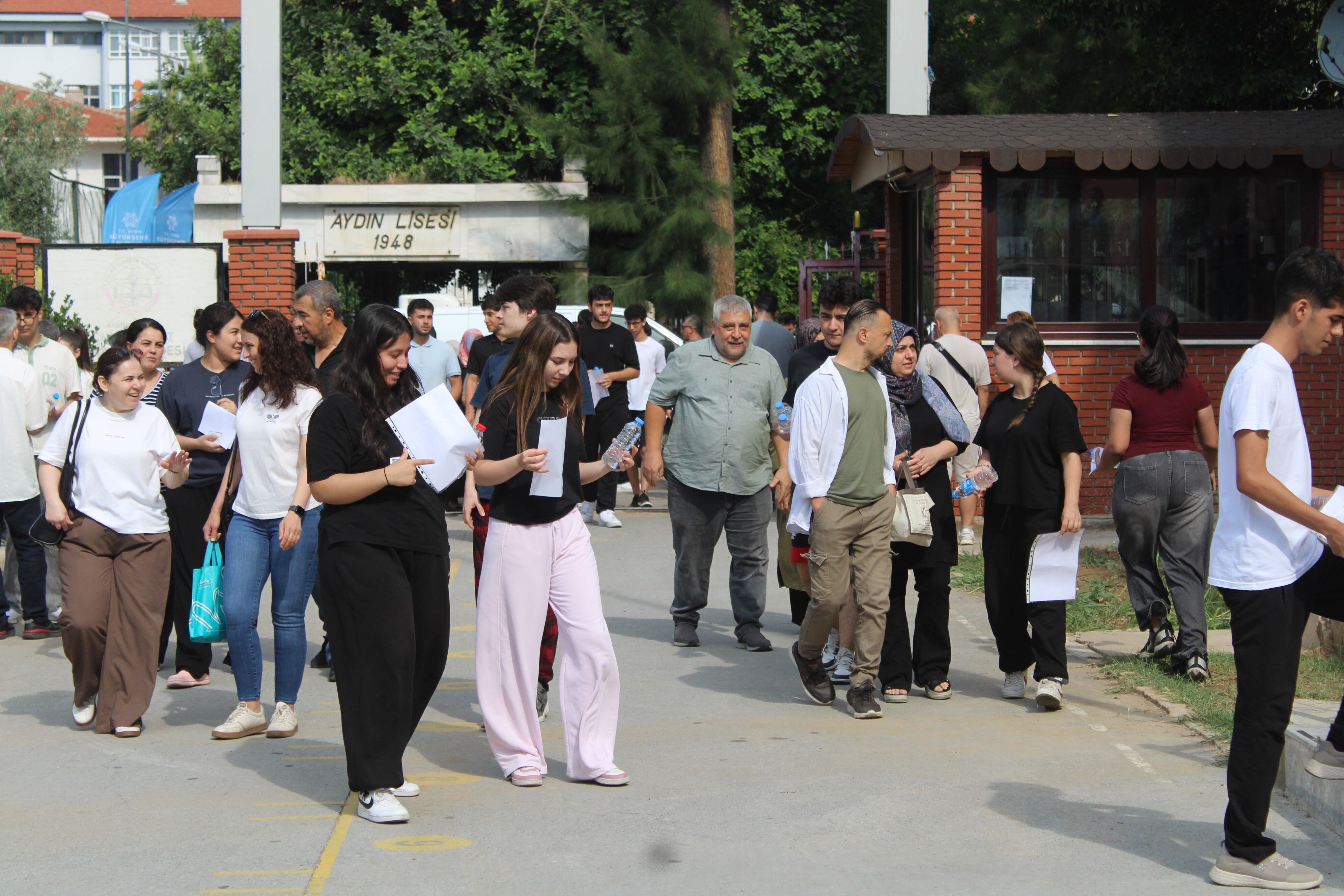 Aydın’da Manzara Aynı.. Sınava Geç Kalanlar Içeri Alınmadı (2)