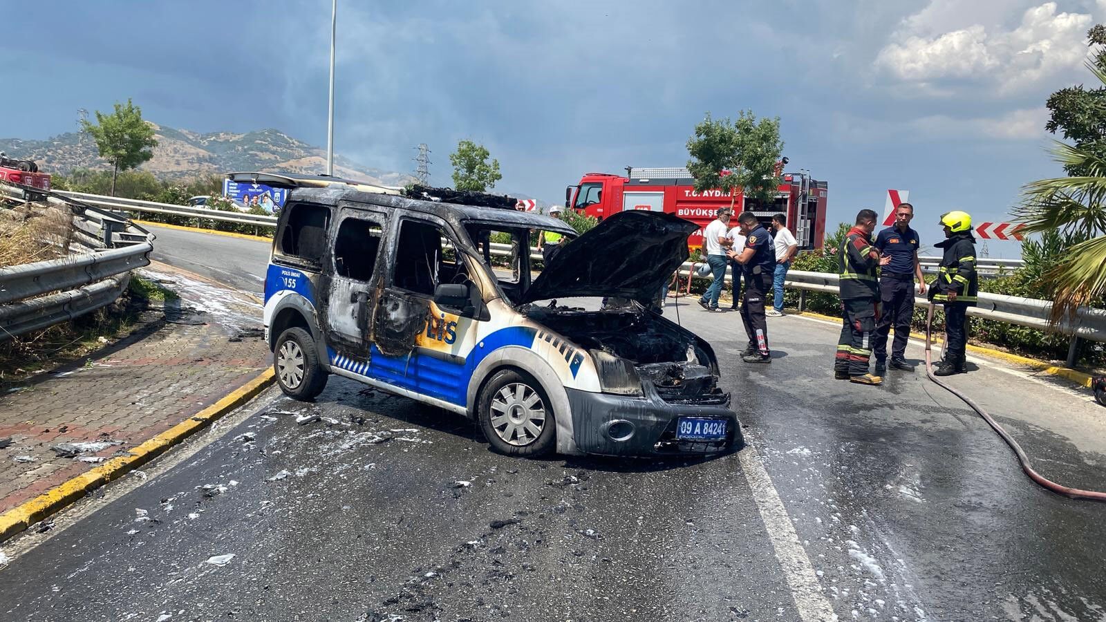 Aydın’da Polis Aracı Yandı (3)