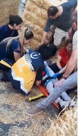 Aydın’da Yolda Yürüyen Adamın Üzerine Saman Balyası Düştü (1)