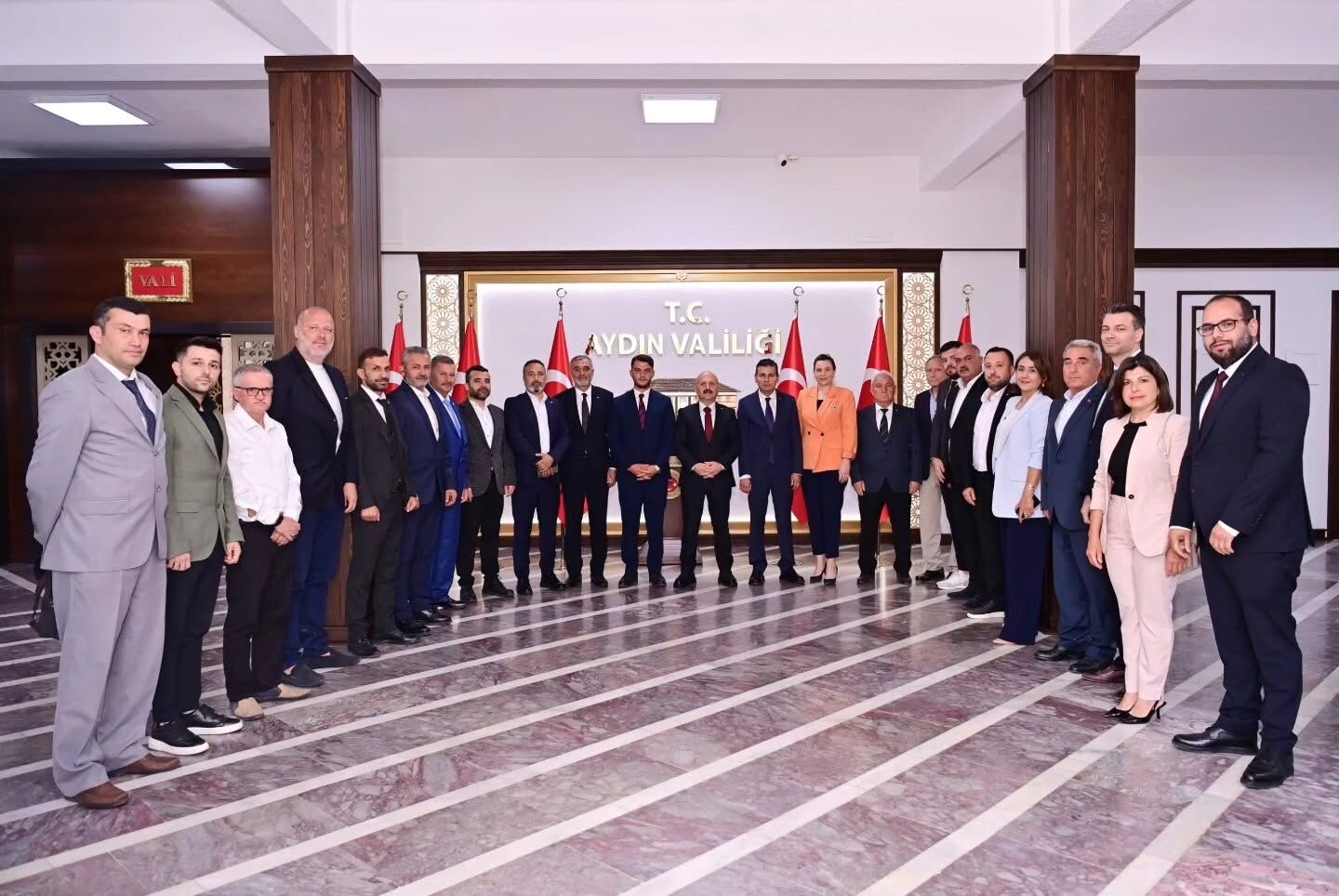 Başkan Sarıgöz Ve Ak Parti Kuşadası Heyetinden Vali Varol’a Ziyaret (3)