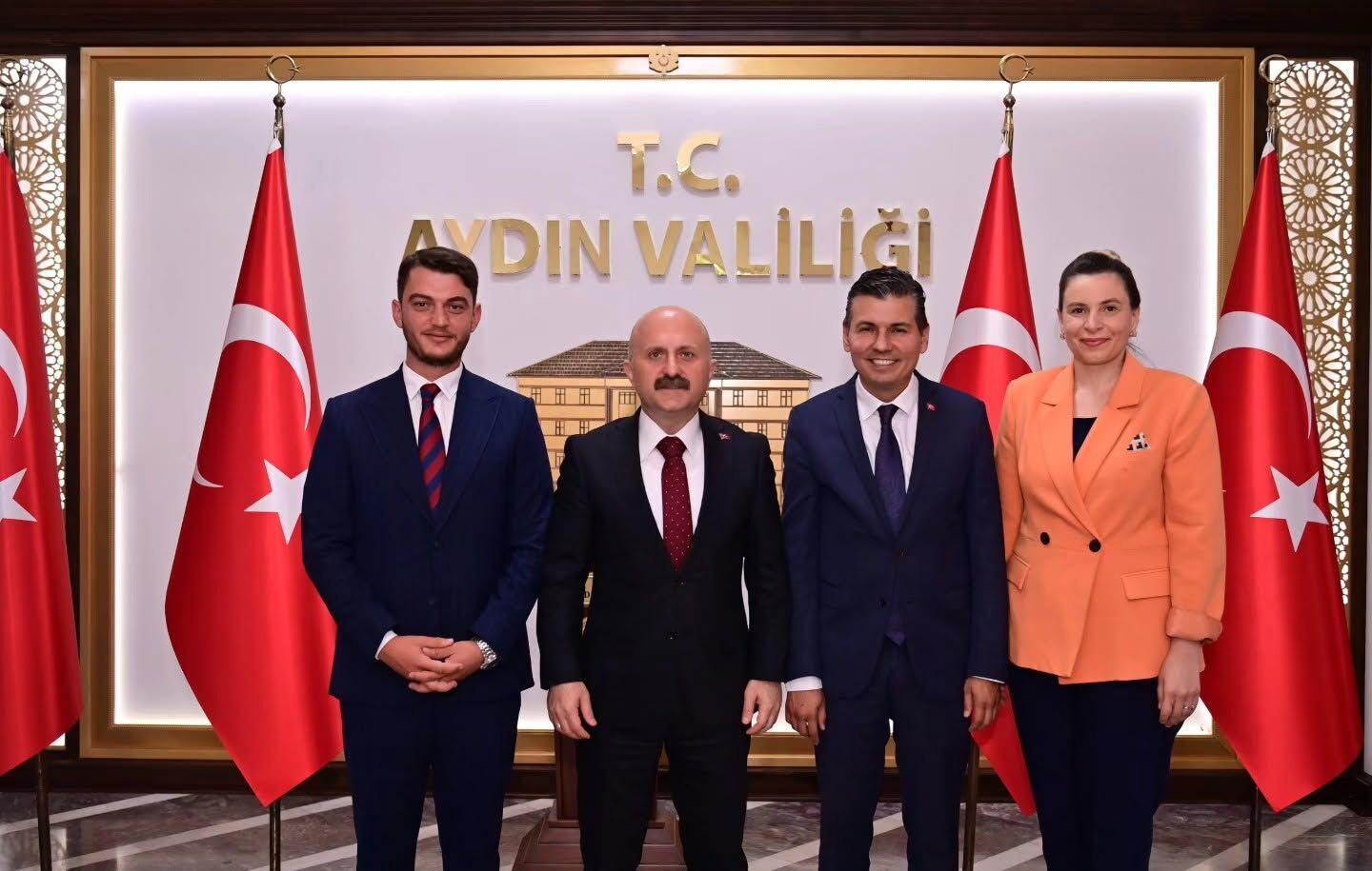 Başkan Sarıgöz Ve Ak Parti Kuşadası Heyetinden Vali Varol’a Ziyaret (5)