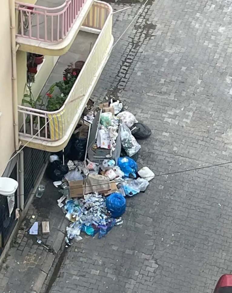 Efeler'de Çöp Krizi Büyüyor.. Chp'li Anıl Yetişkin'e Eleştiri Yağmuru (1)