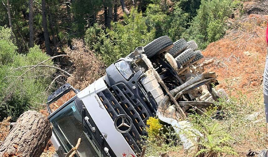 Kamyon uçuruma yuvarlandı