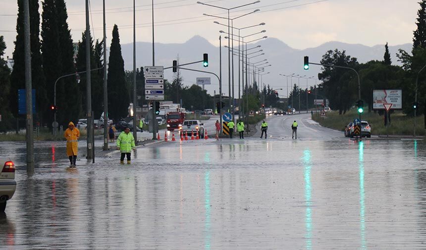 Karayolu ulaşıma kapandı