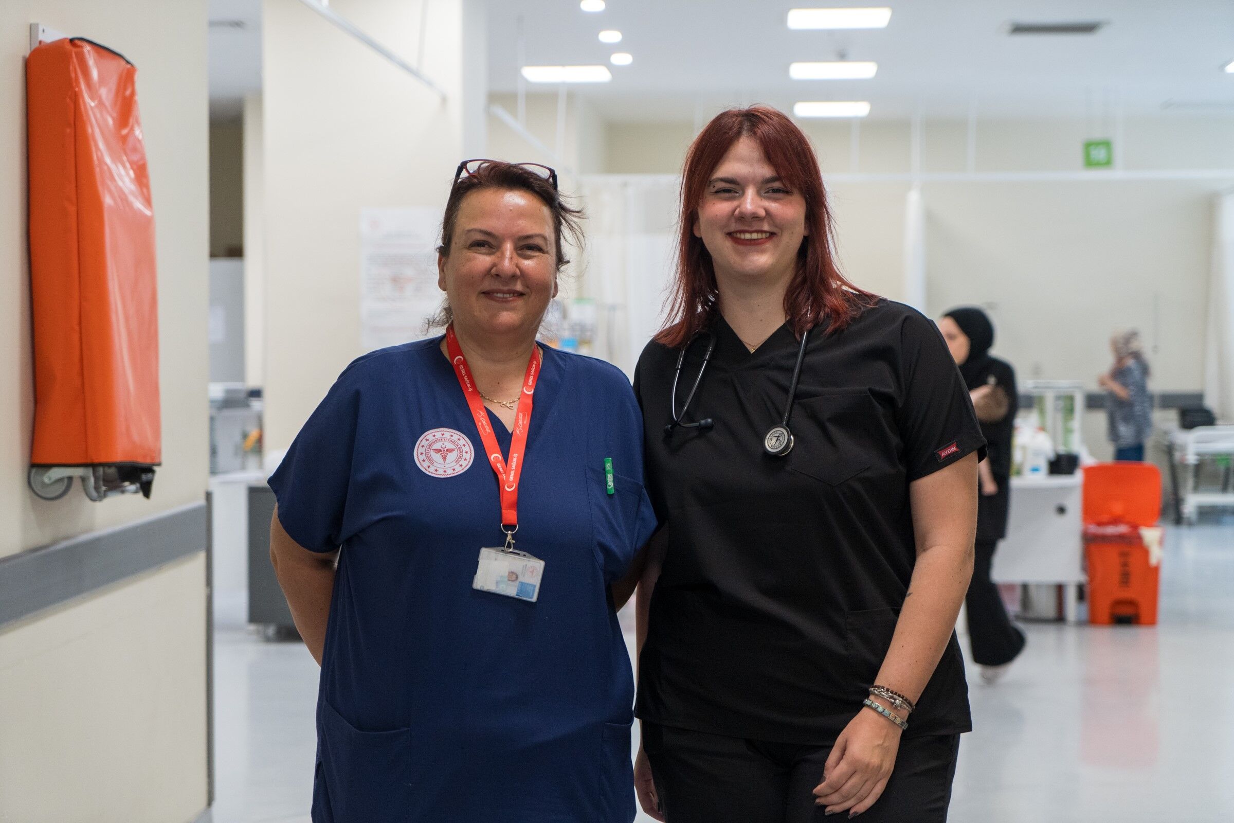 Kızıyla mesai arkadaşı oldu.. Anne hemşire, kızı doktor