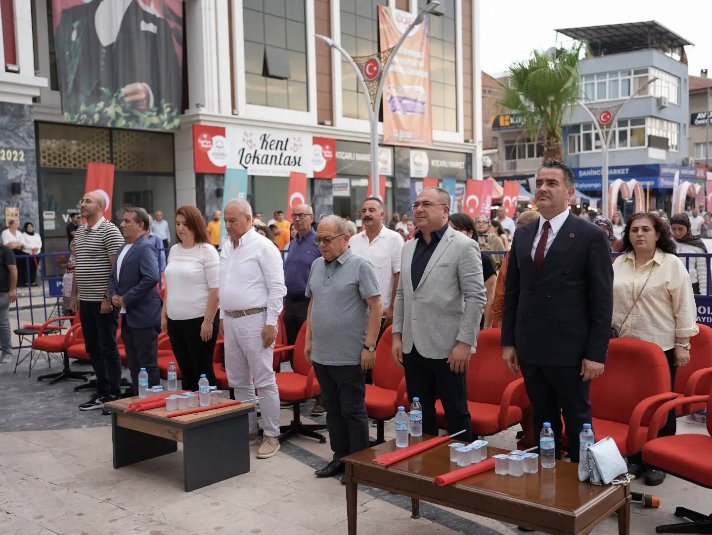 Koçarlı’da Chp’li Belediyenin Etkinliğinde Tepki Çeken Görüntü.. Vatandaşa Bariyer, Protokole Vip Koltuk (2)