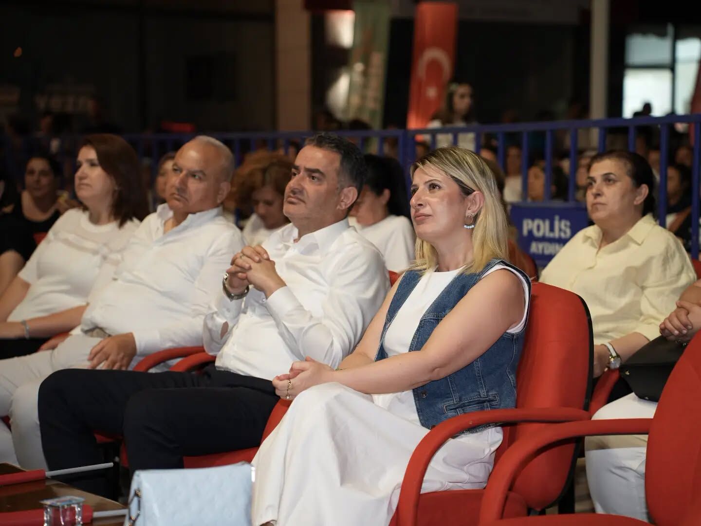 Koçarlı’da Chp’li Belediyenin Etkinliğinde Tepki Çeken Görüntü.. Vatandaşa Bariyer, Protokole Vip Koltuk (3)
