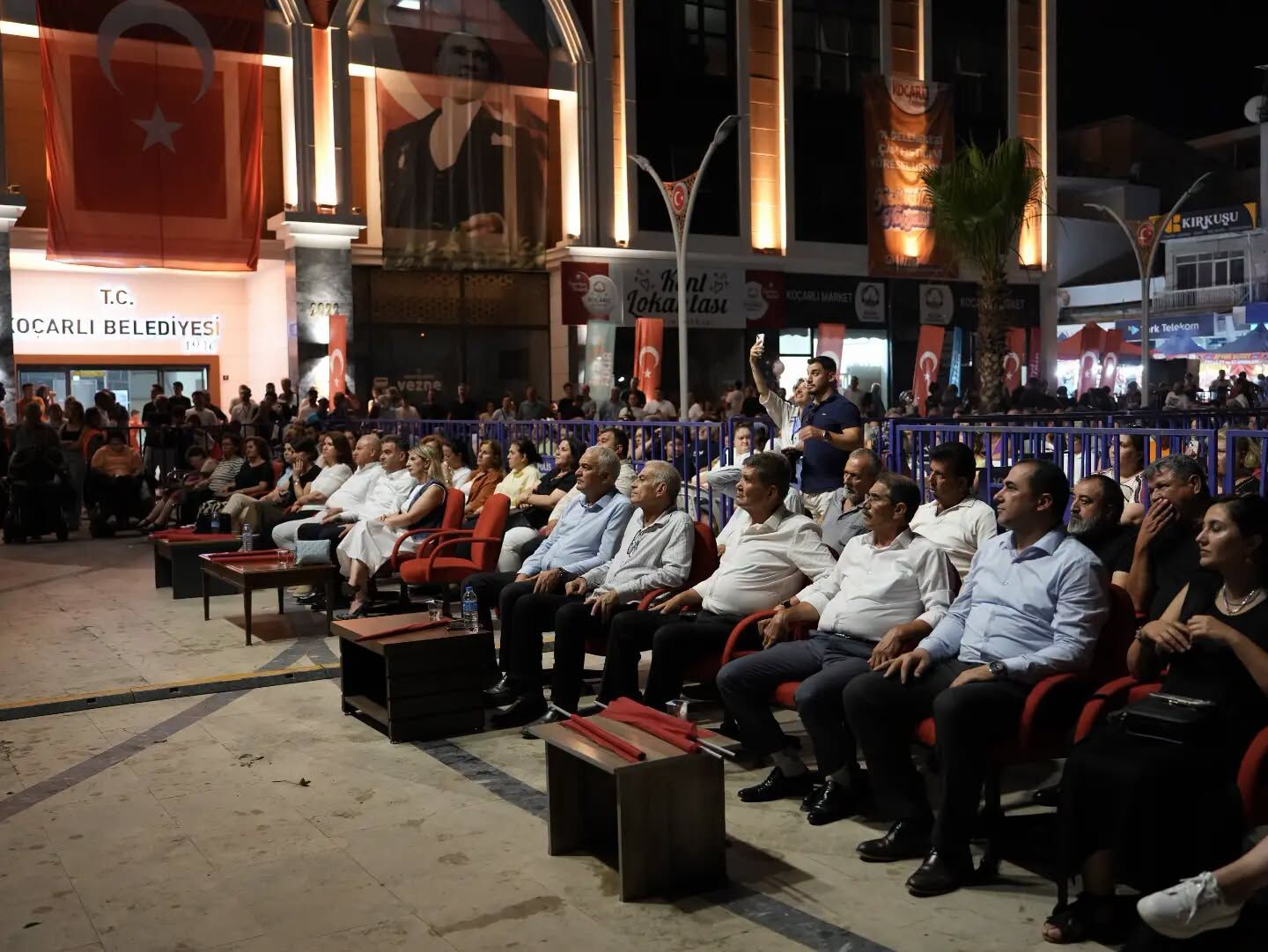 Koçarlı’da Chp’li Belediyenin Etkinliğinde Tepki Çeken Görüntü.. Vatandaşa Bariyer, Protokole Vip Koltuk (4)
