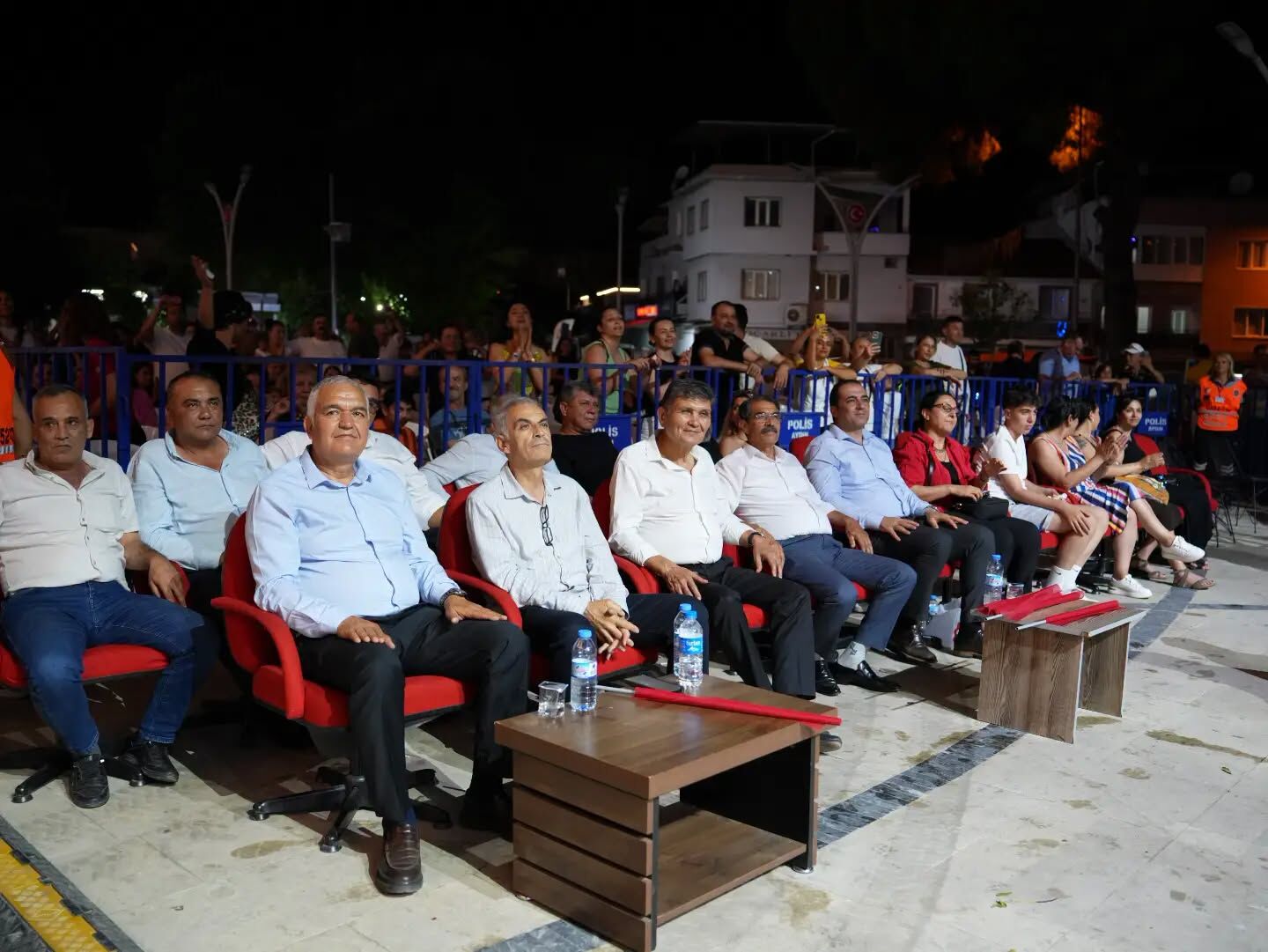 Koçarlı’da Chp’li Belediyenin Etkinliğinde Tepki Çeken Görüntü.. Vatandaşa Bariyer, Protokole Vip Koltuk (5)