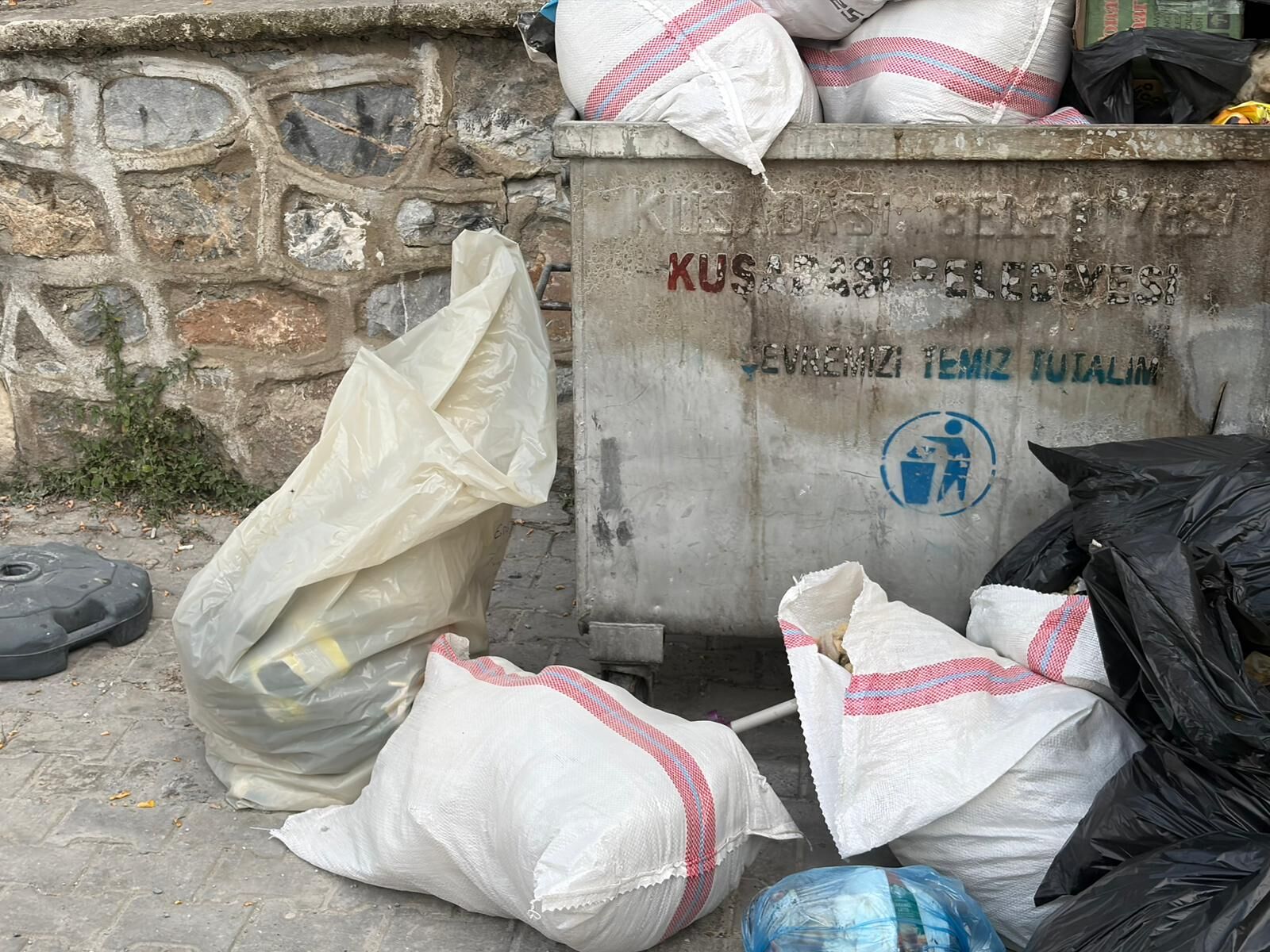 Kuşadası’nda Sokaklar Çöple Doldu, Vatandaş Isyan Etti (1)