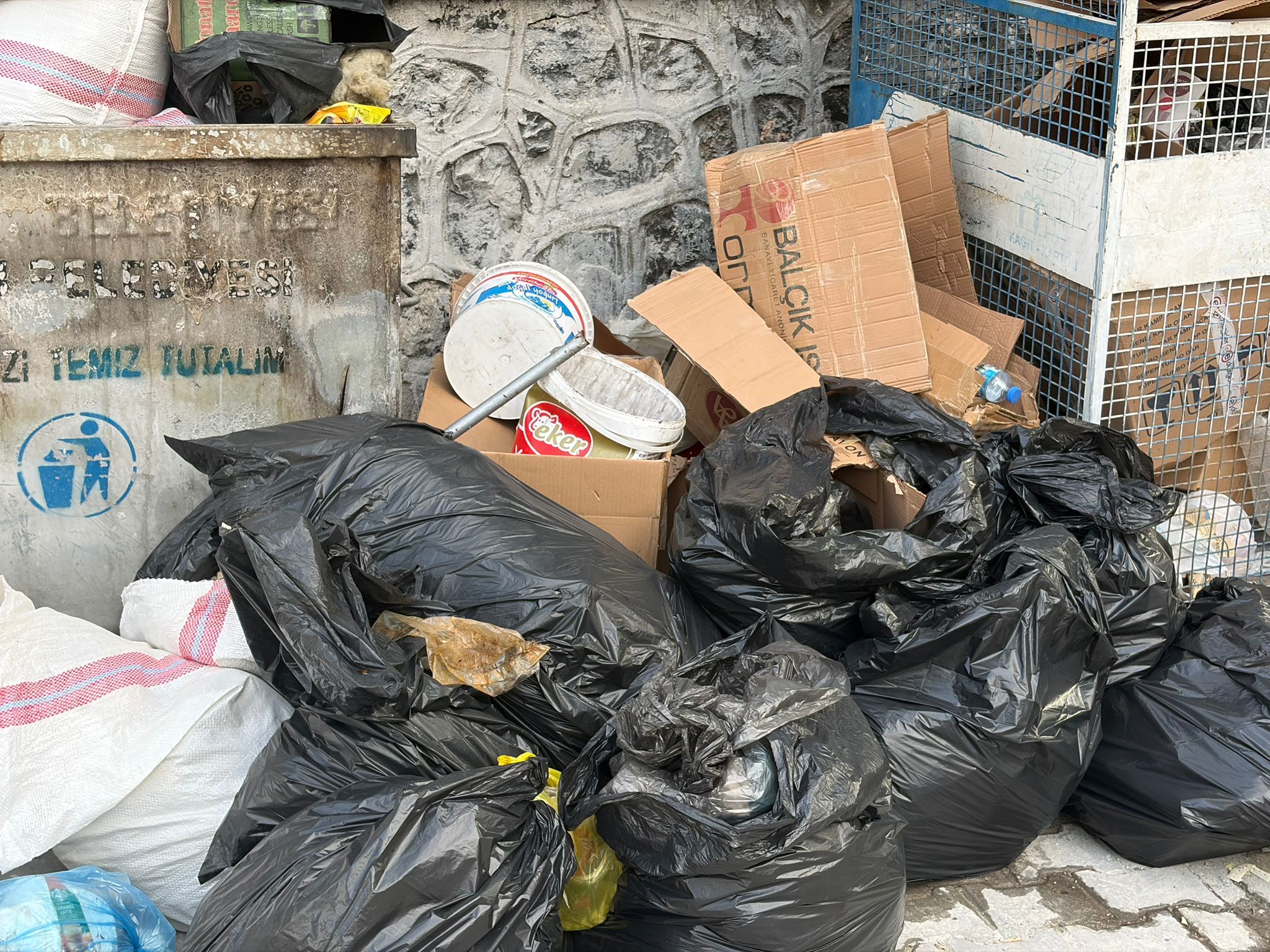 Kuşadası’nda Sokaklar Çöple Doldu, Vatandaş Isyan Etti (3)