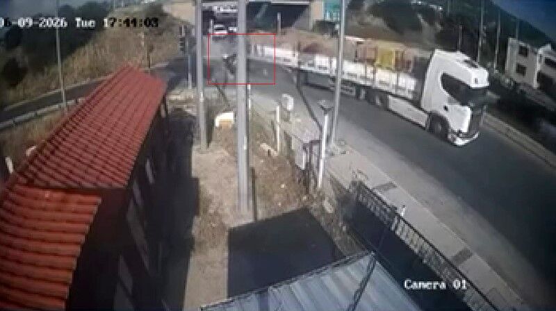 Otomobil Tıra Saplandı, Sürücüden Acı Haber Geldi (2)
