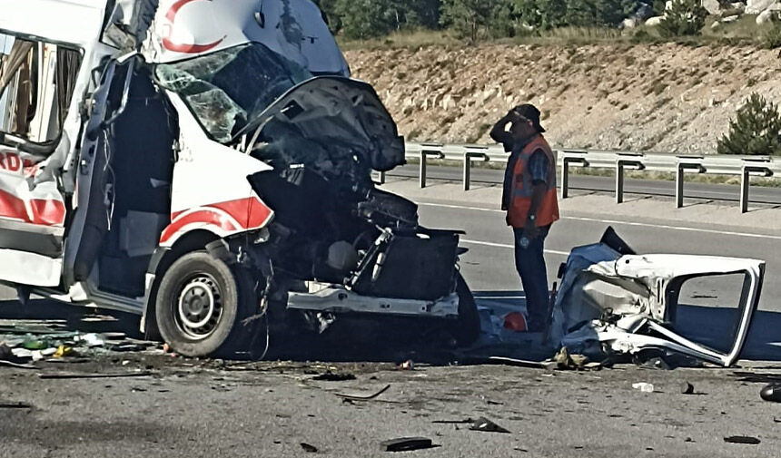 Trafik kazasında 1 kişi hayatını kaybetti, 4 kişi yaralı