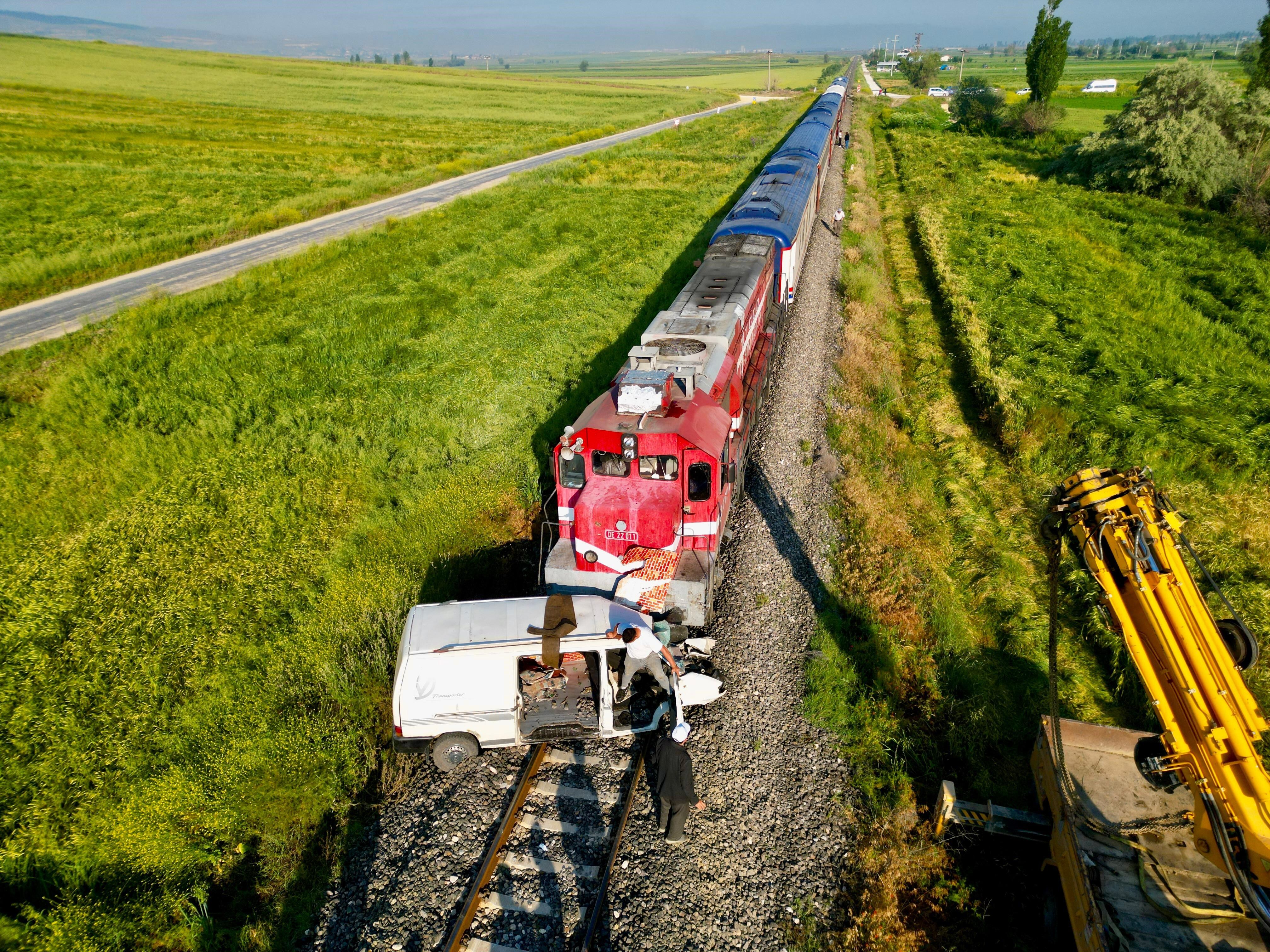 Tren kamyoneti 200 metre sürükledi
