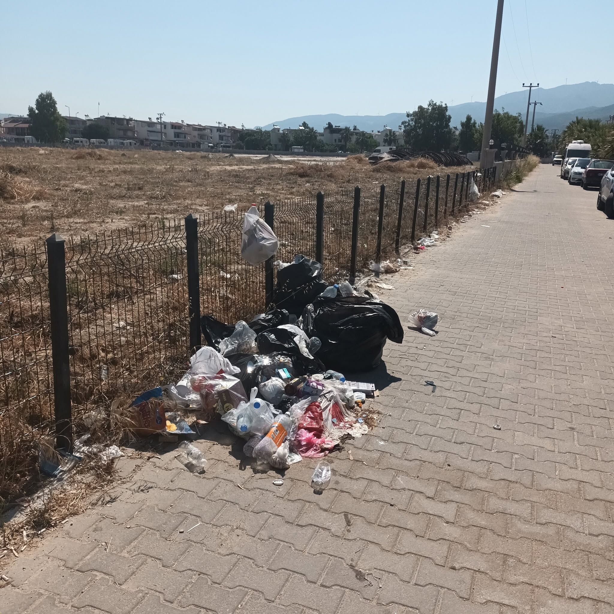 Turizm Cenneti Kuşadası’nda Çöp Manzarası.. Kuşadası Belediyesi’ne Tepkiler Dinmiyor (1)