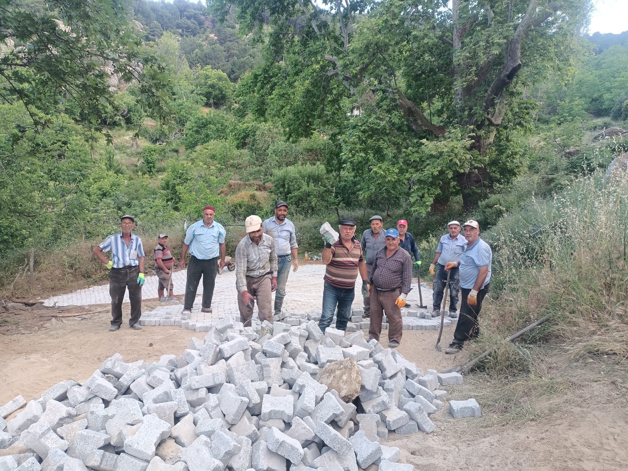 Vatandaş Istedi, Özlem Çerçioğlu Talimat Verdi, Parke Taşları Mahalleye Ulaştı (3)