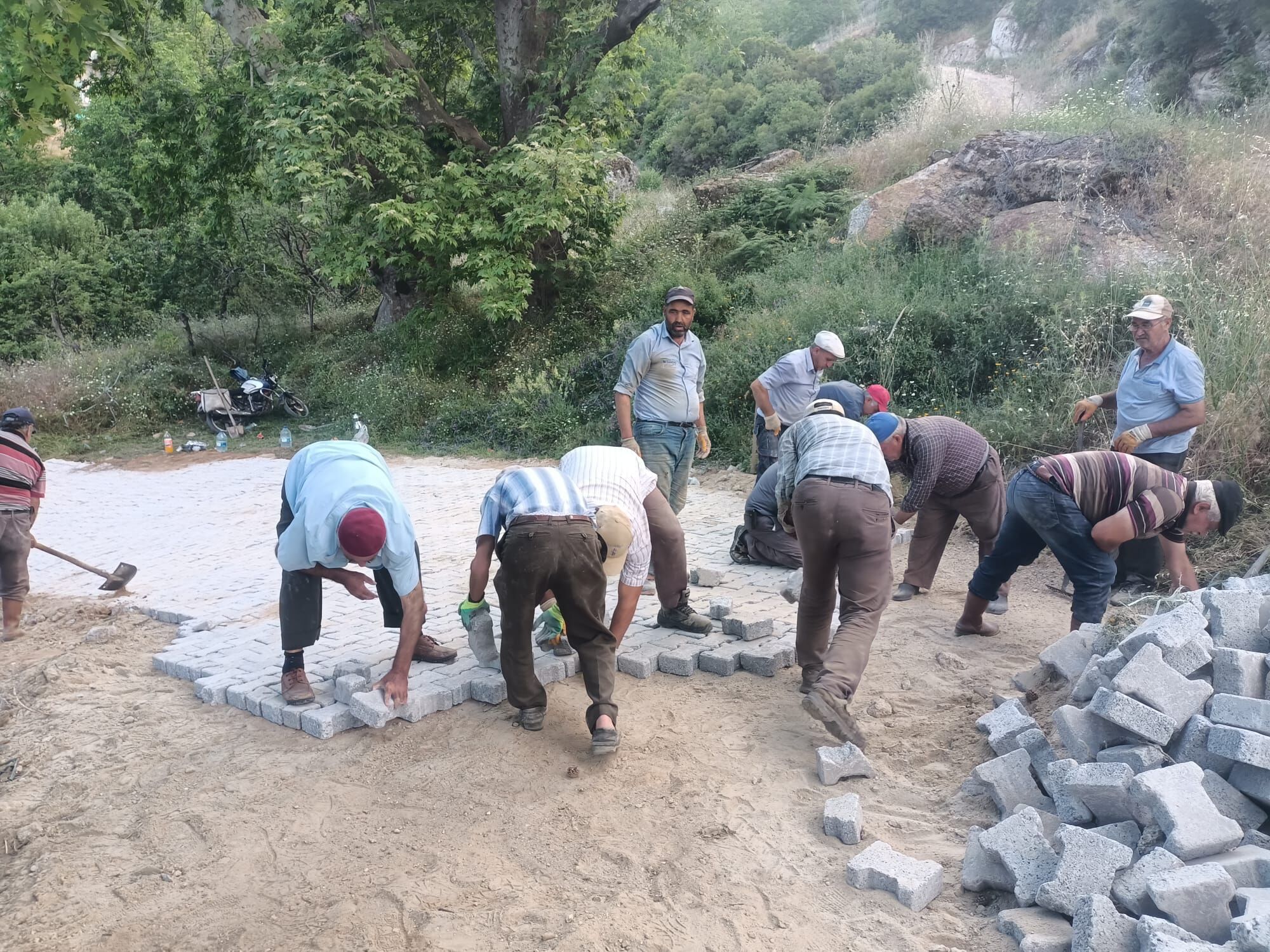 Vatandaş Istedi, Özlem Çerçioğlu Talimat Verdi, Parke Taşları Mahalleye Ulaştı (4)