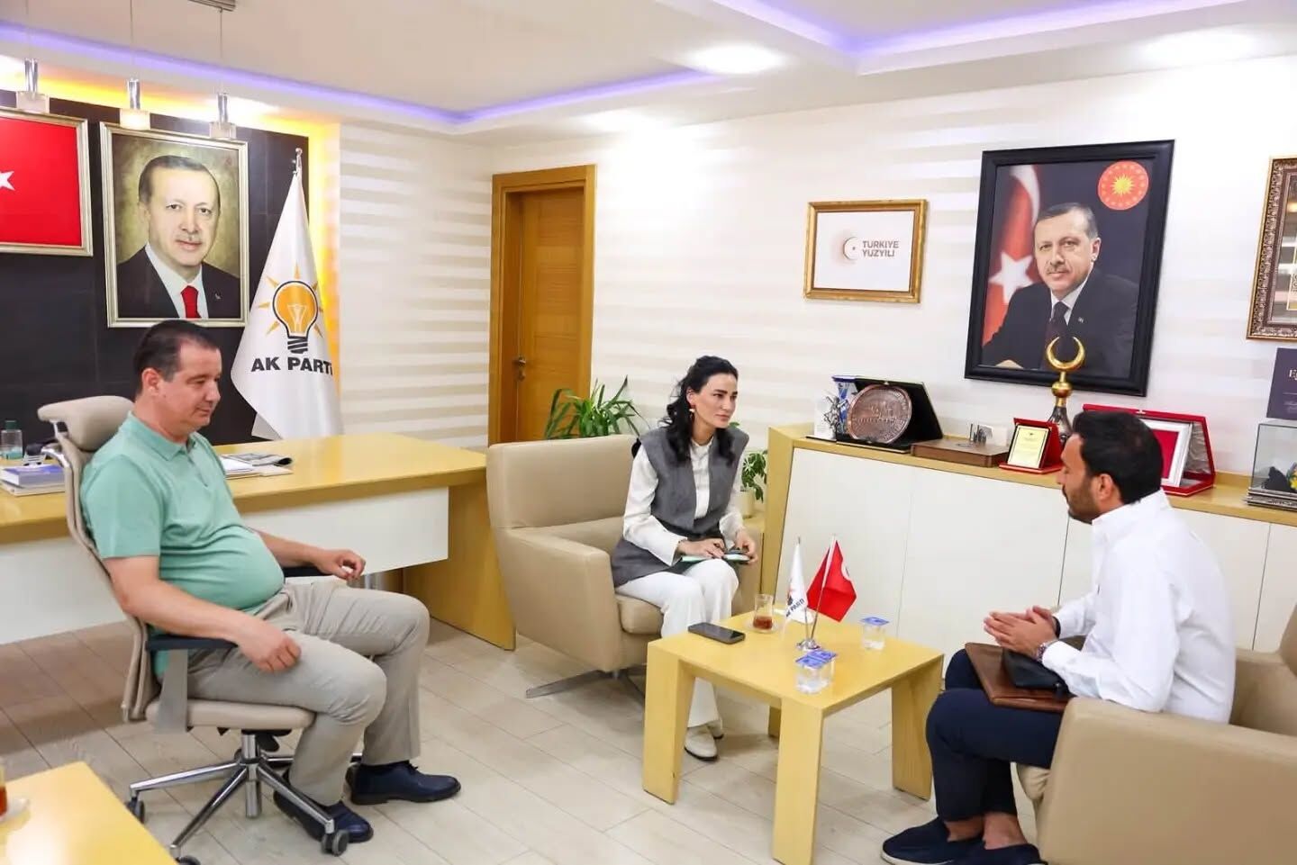 Ak Partili Sarıbaş’tan Efeler’de Yoğun Mesai Hem Vatandaşı Dinledi Hem Rozet Taktı (1)