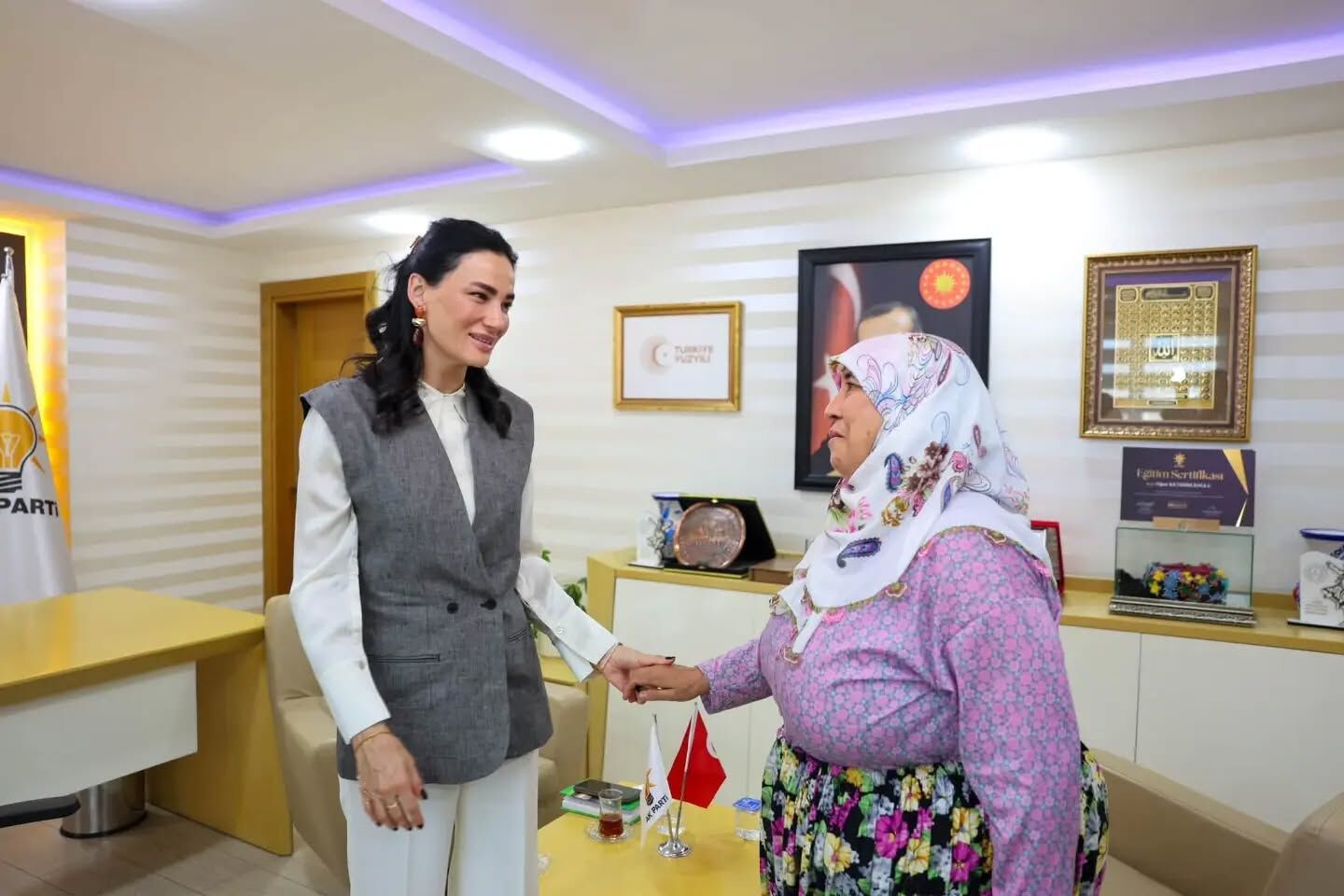 Ak Partili Sarıbaş’tan Efeler’de Yoğun Mesai Hem Vatandaşı Dinledi Hem Rozet Taktı (2)