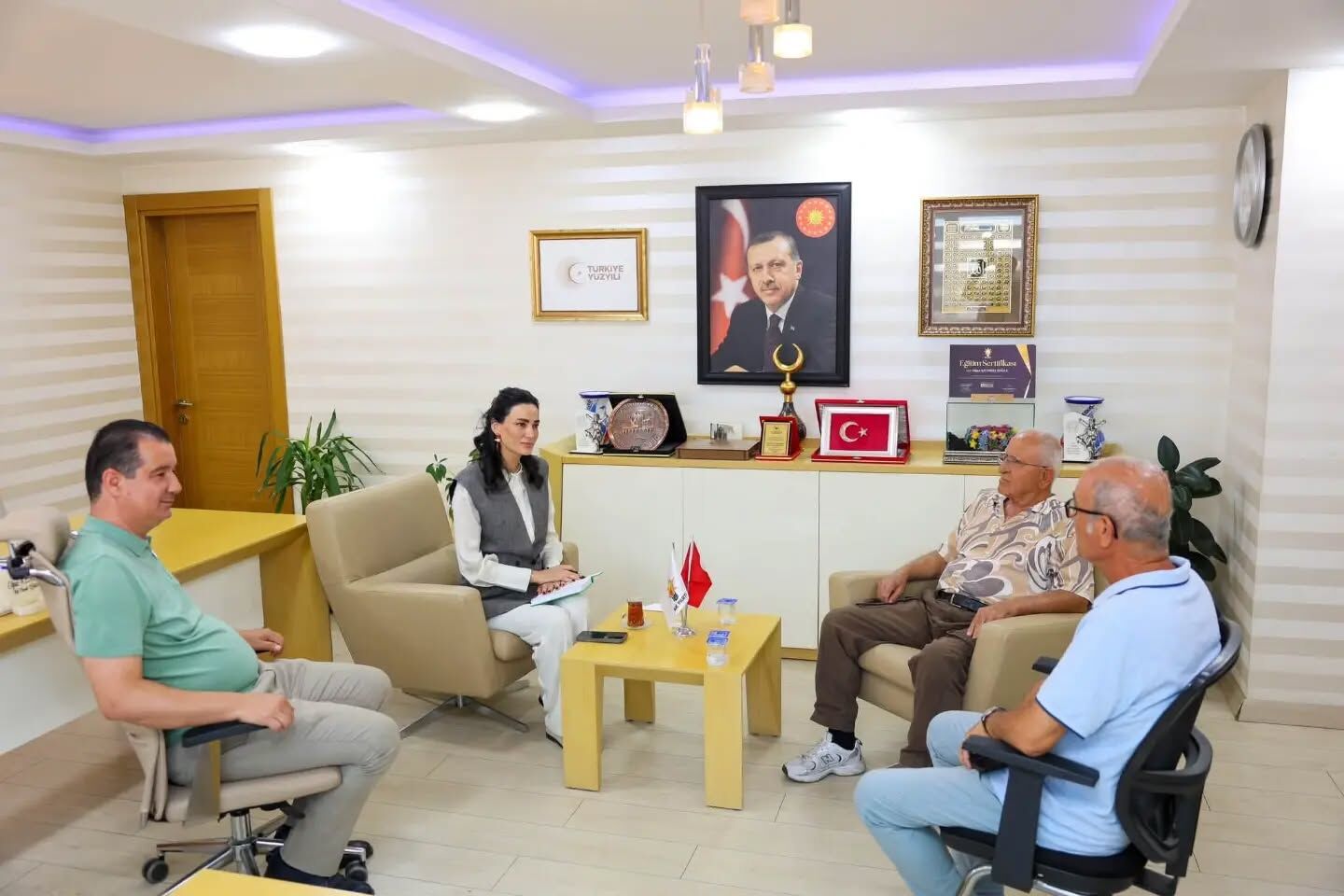 Ak Partili Sarıbaş’tan Efeler’de Yoğun Mesai Hem Vatandaşı Dinledi Hem Rozet Taktı (5)