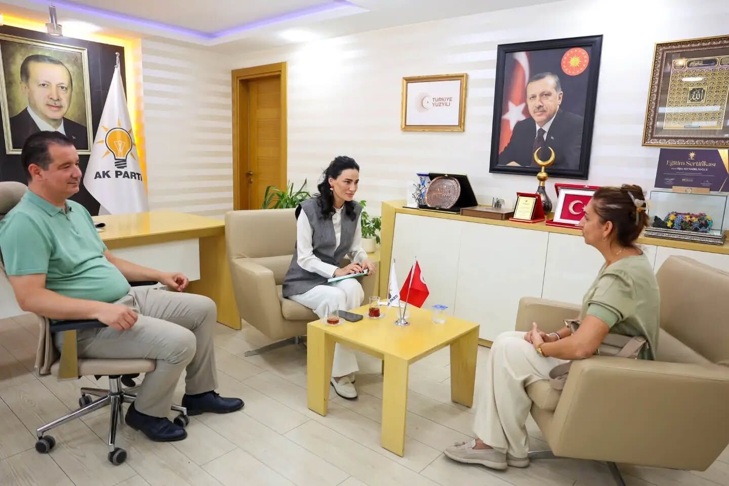 Ak Partili Sarıbaş’tan Efeler’de Yoğun Mesai Hem Vatandaşı Dinledi Hem Rozet Taktı (6)