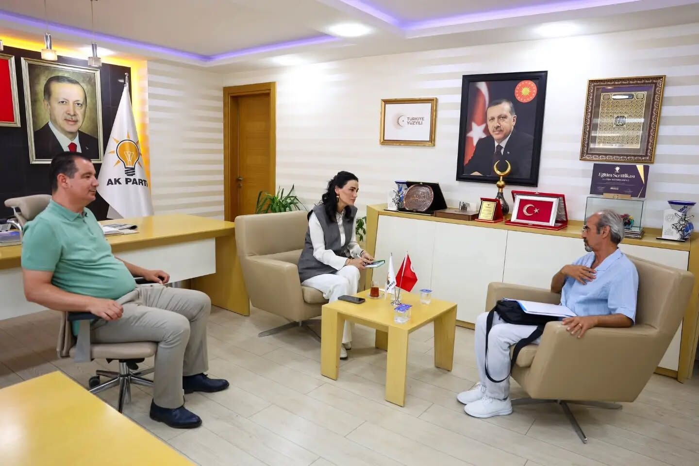 Ak Partili Sarıbaş’tan Efeler’de Yoğun Mesai Hem Vatandaşı Dinledi Hem Rozet Taktı (7)