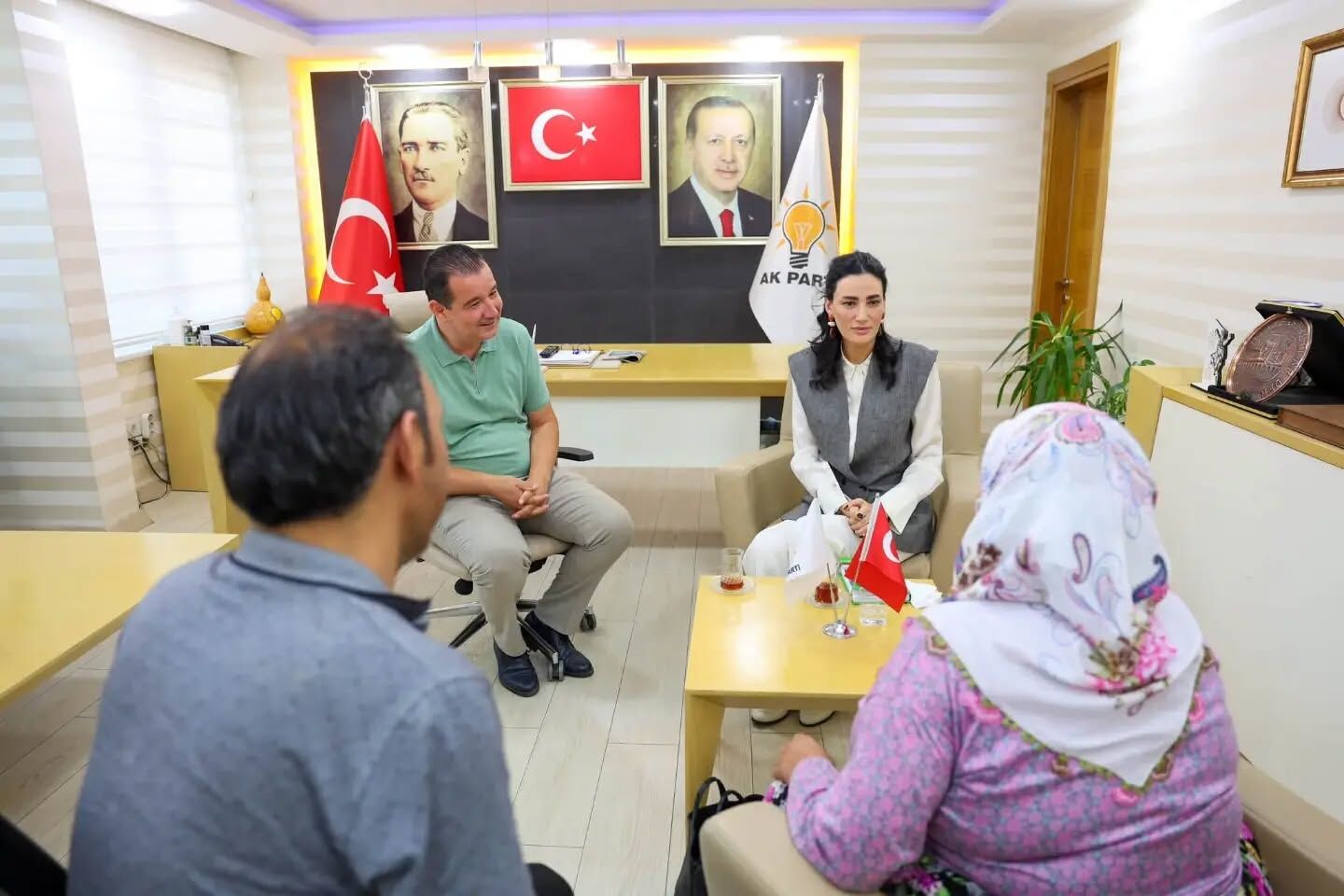 Ak Partili Sarıbaş’tan Efeler’de Yoğun Mesai Hem Vatandaşı Dinledi Hem Rozet Taktı (8)