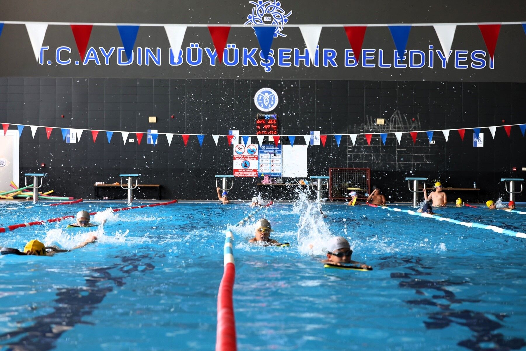 Aydın Büyükşehir'in Yaz Dönemi Yüzme Kurslarına Yoğun Ilgi (2)