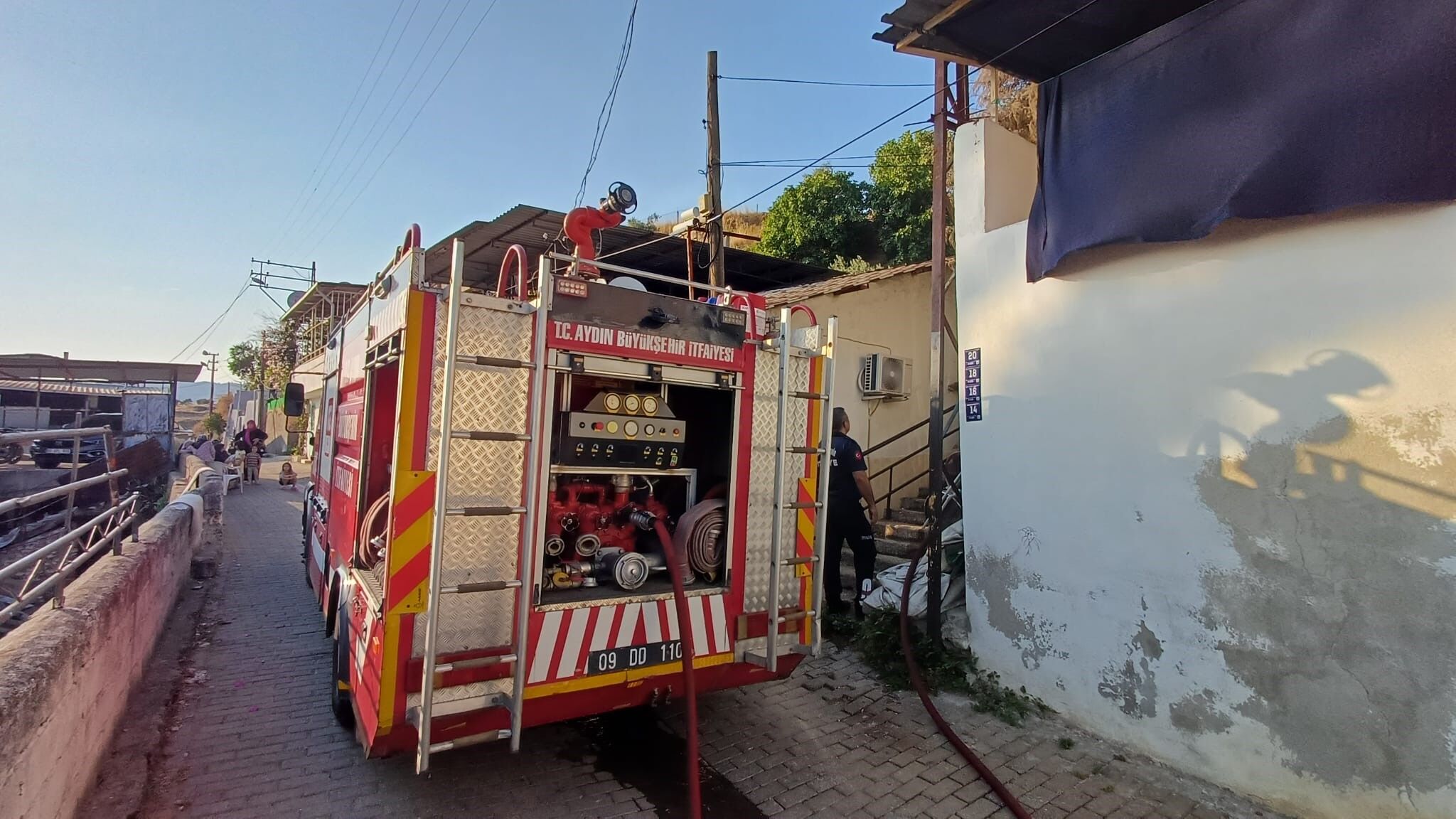 Aydın’da Evin Hurdalık Bölümünde Yangın Çıktı (3)