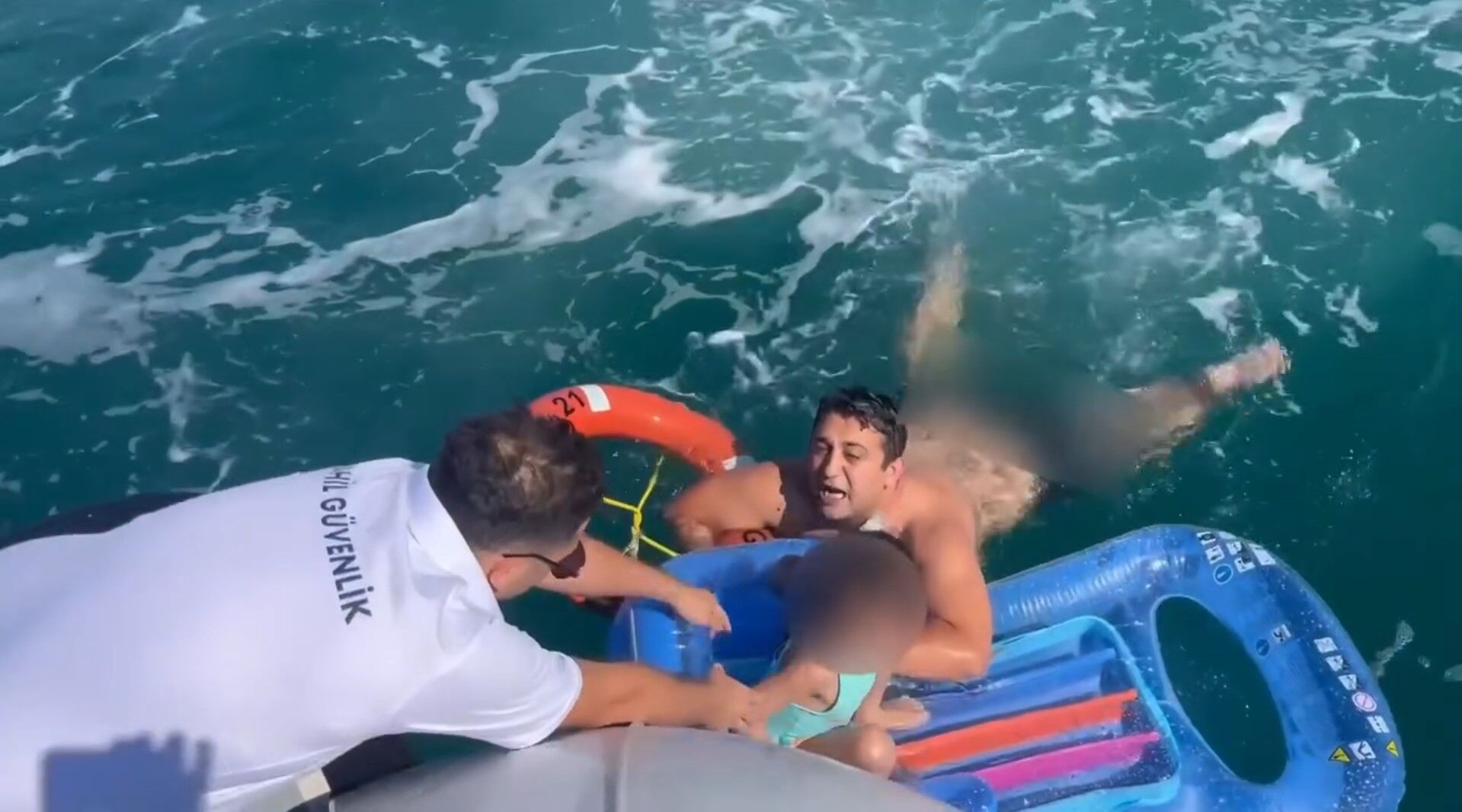 Aydın’da Yaşandı.. Ailesiyle Denize Giden Çocuk Deniz Yatağıyla Açığa Sürüklendi (3)