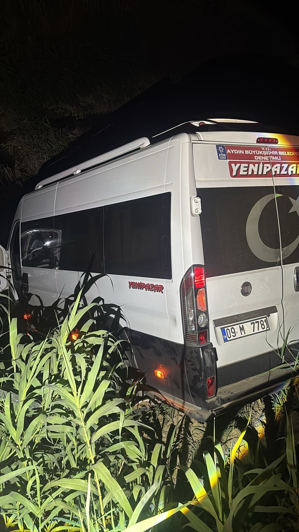 Aydın’da Yolcu Minibüsü Dereye Yuvarlandı (1)