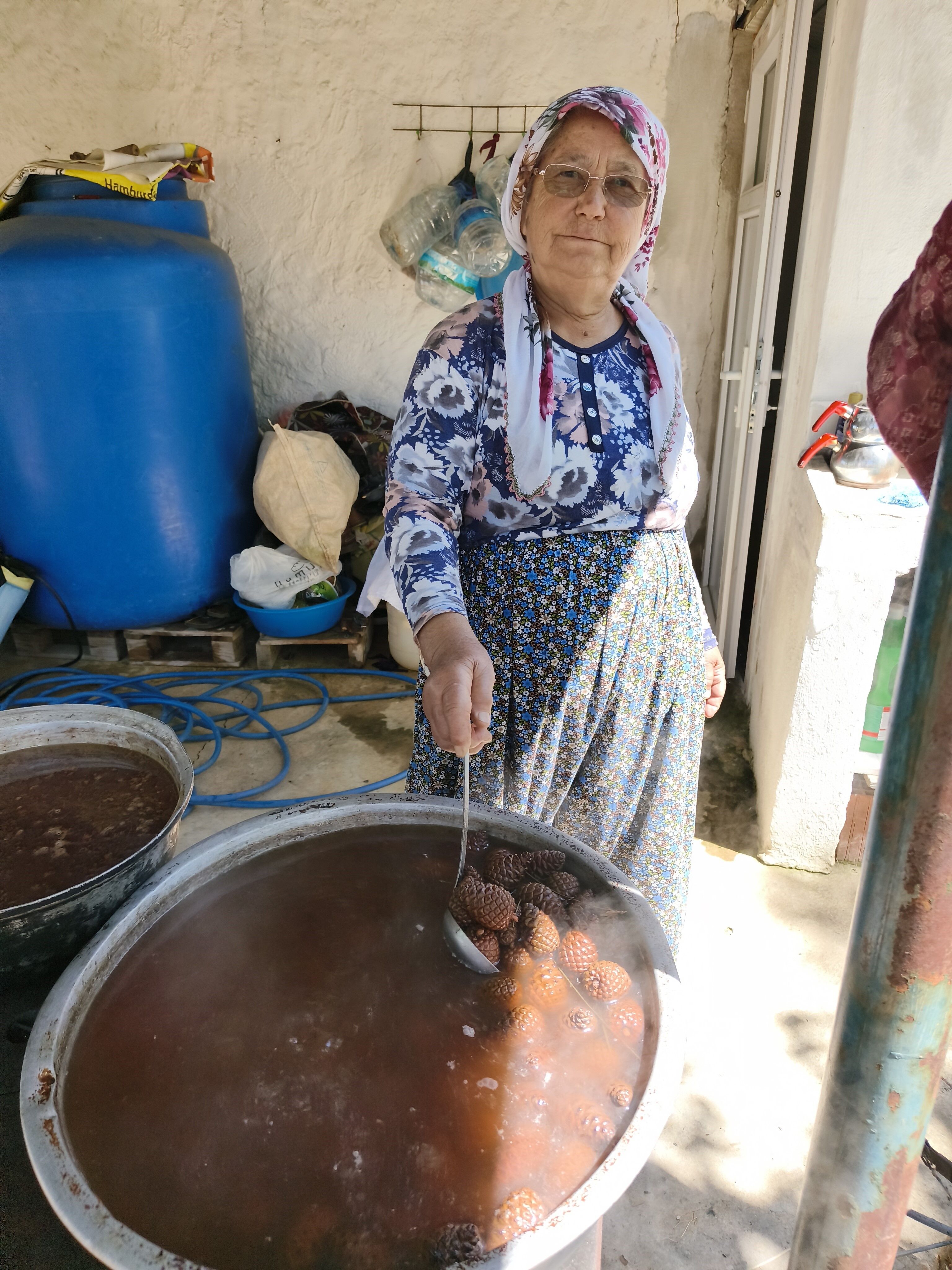 Aydınlı Nimet Nine Asırlık Gelenekle Bu Pekmezi Yapıyor (1)
