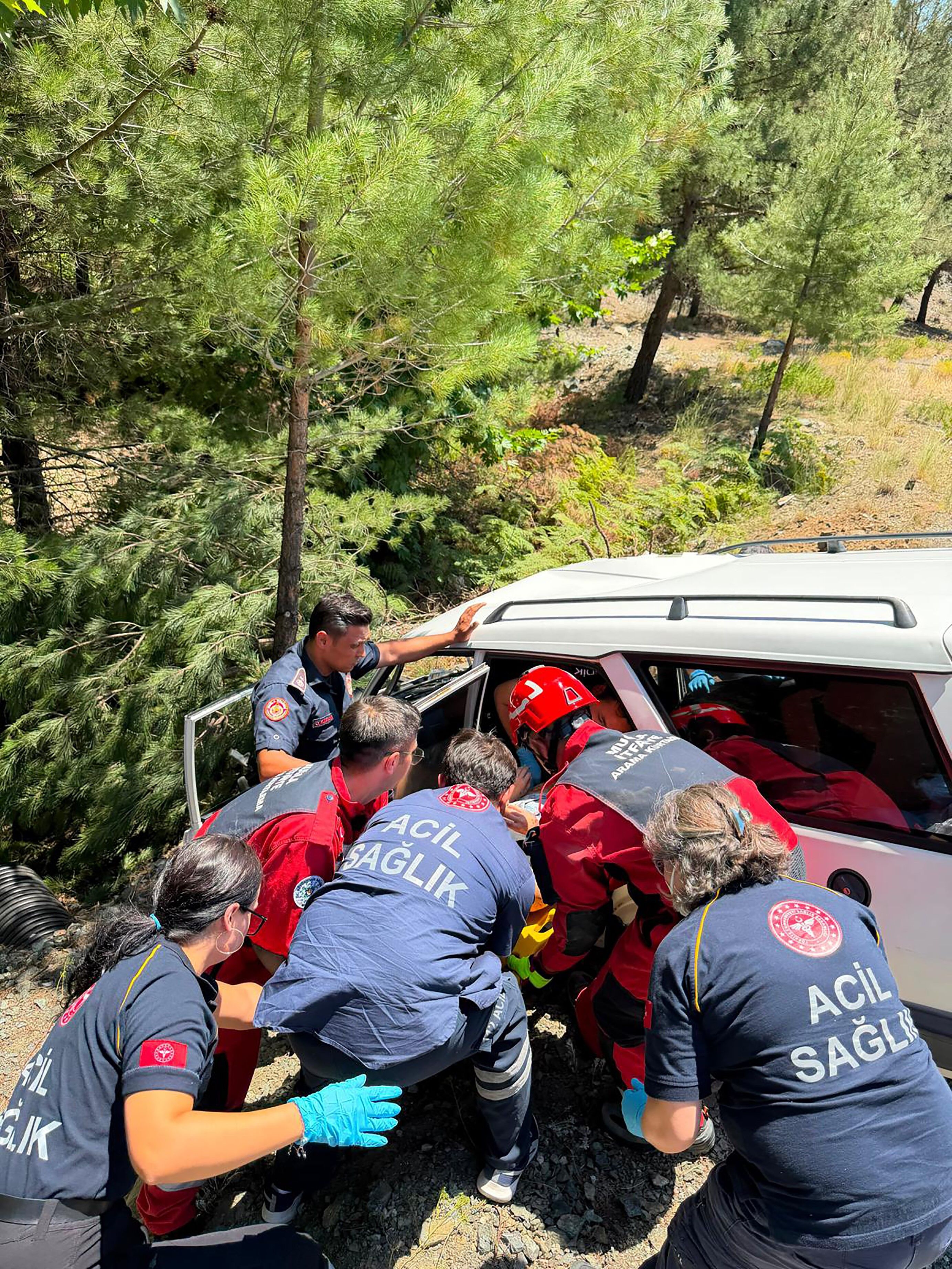 Çakmak Mahallesi’nde Trafik Kazası.. Ağaca Çarparak Durabildi (3)