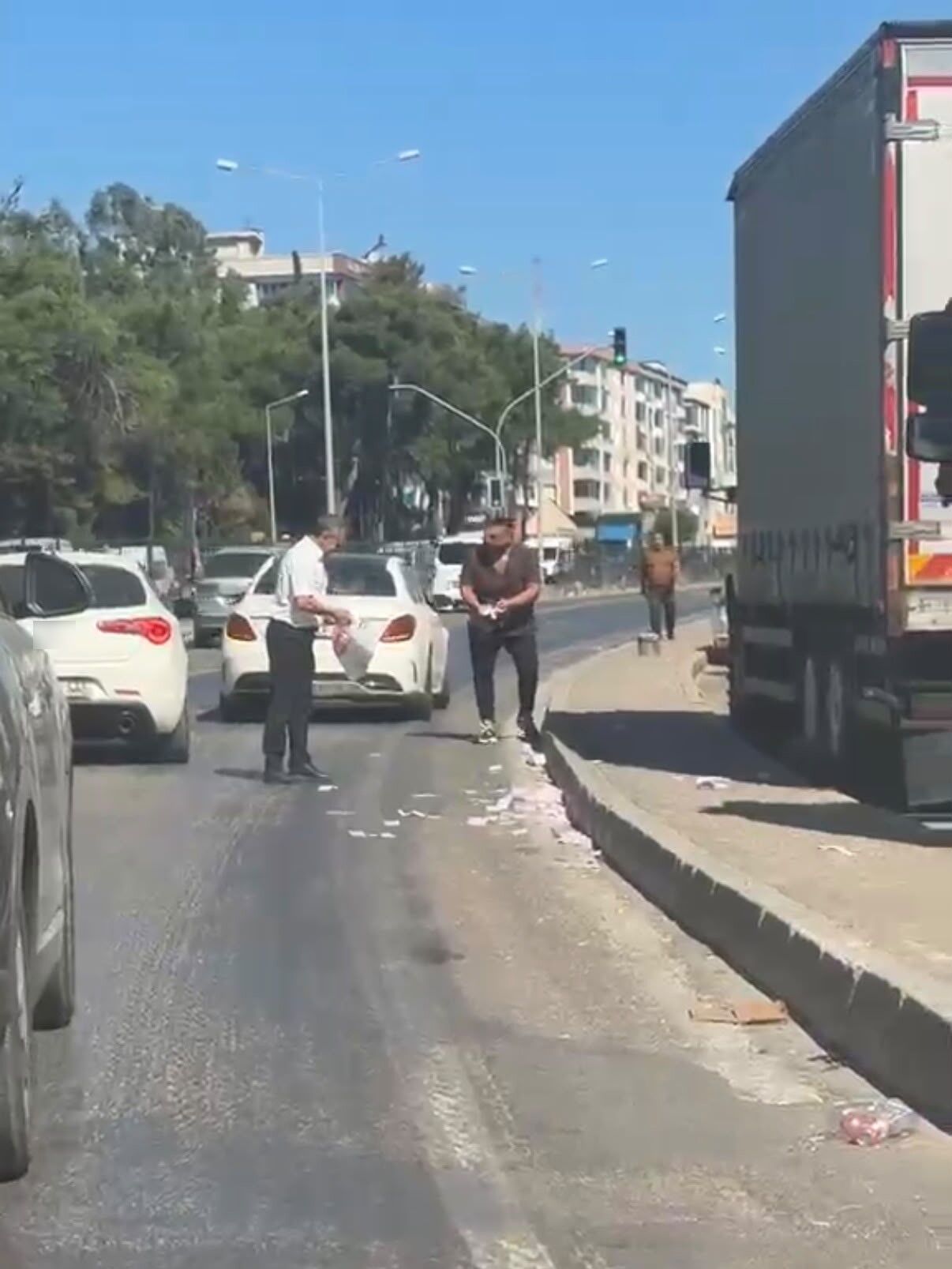 Deste Deste Paralar Yola Saçıldı, Trafik Tamamen Durdu (2)