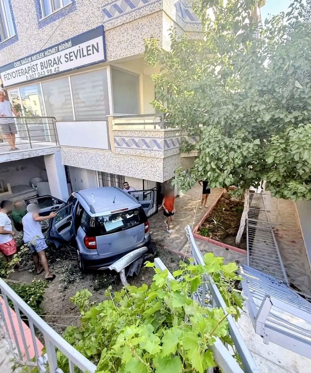 Didim’de Araç Evin Bahçesine Uçtu (2)