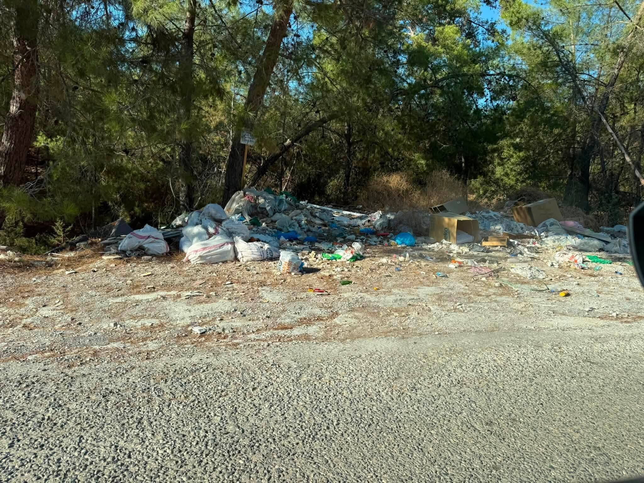 Didim’in Hali Içler Acısı.. Yol Kenarlarındaki Çöp Dağları Isyan Ettirdi (2)