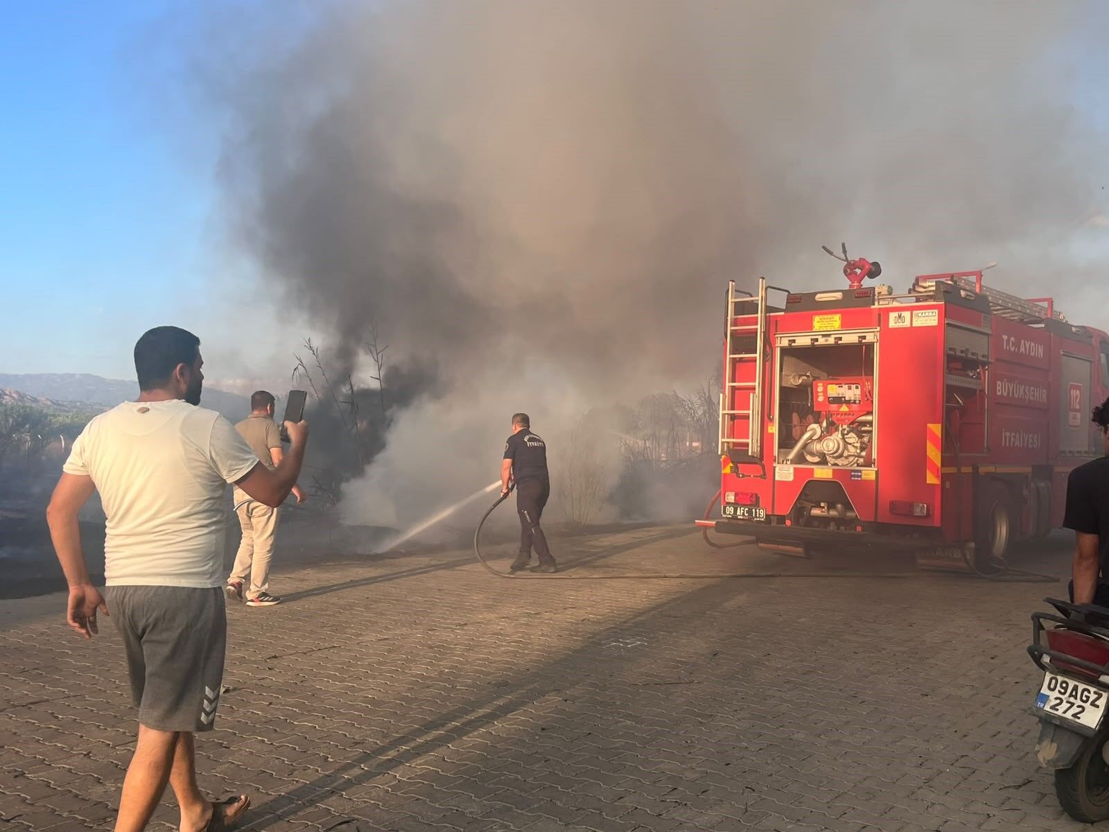 Efeler’de kuru otlar tutuştu, alevler ağıla sıçradı
