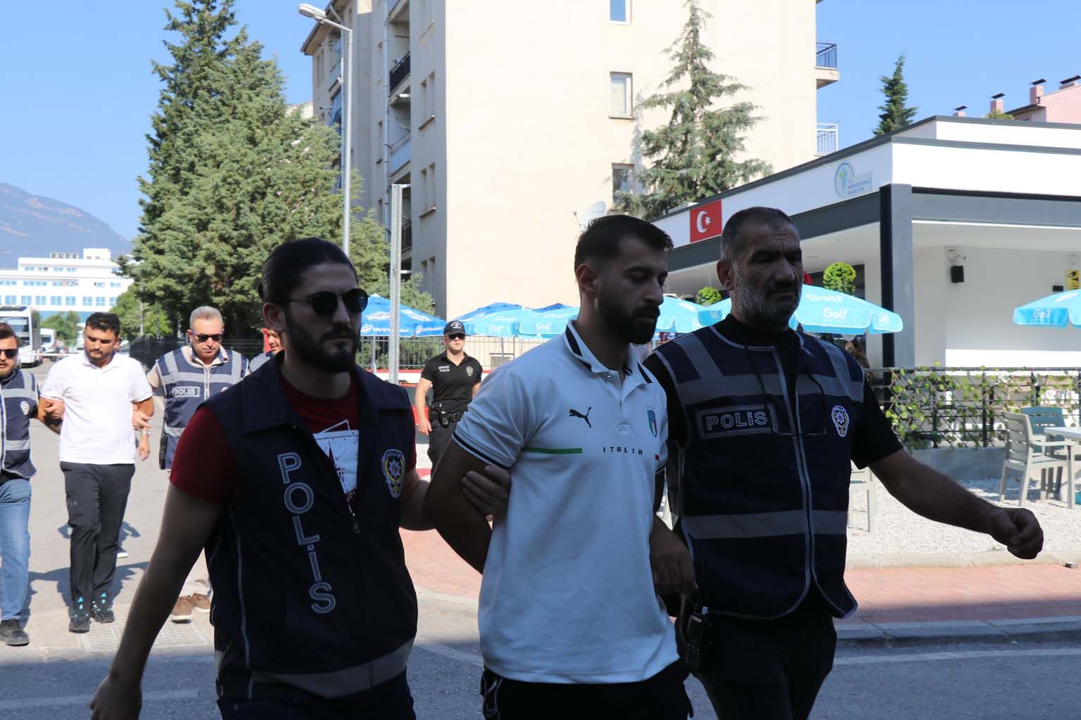 Eğlence mekanına silahlı saldırı düzenlediler