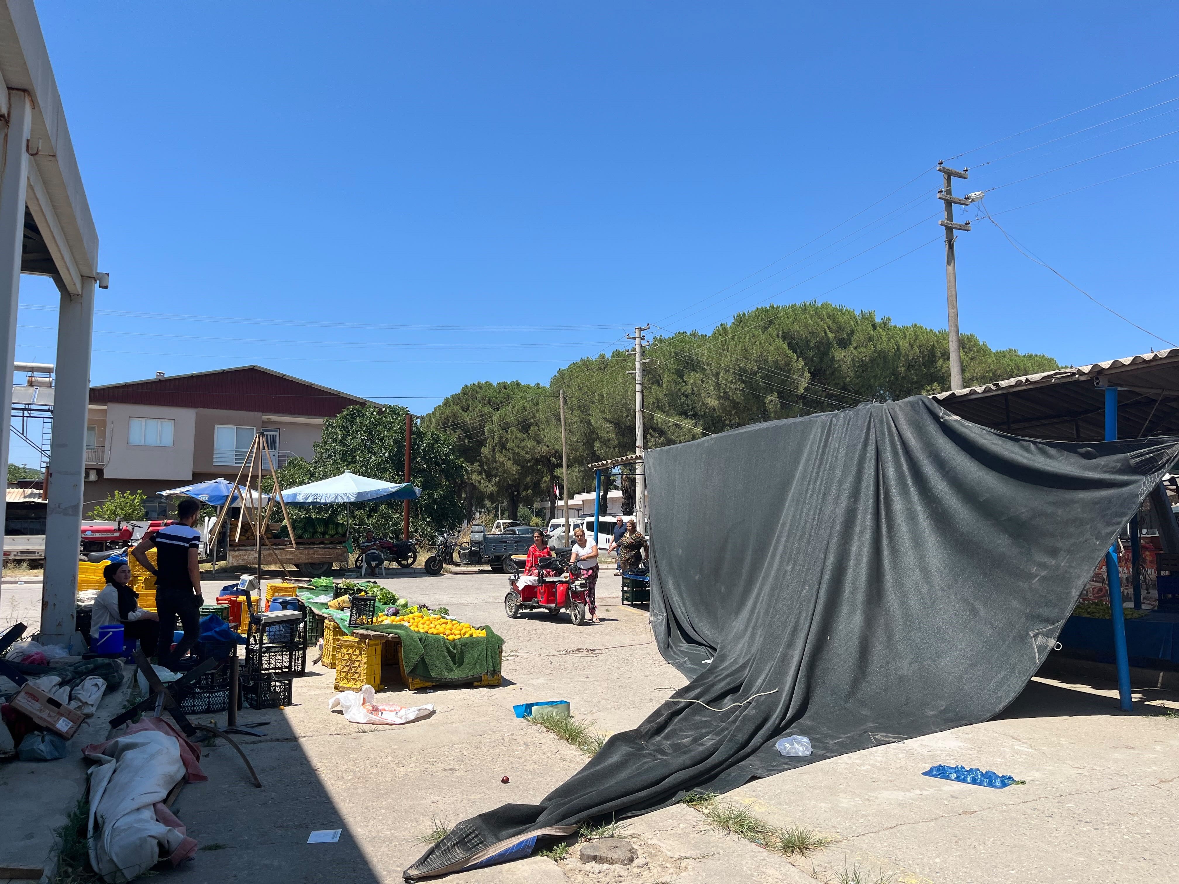 Fırtına çıktı, tezgahlar devrildi, çadırlar yerinden koptu