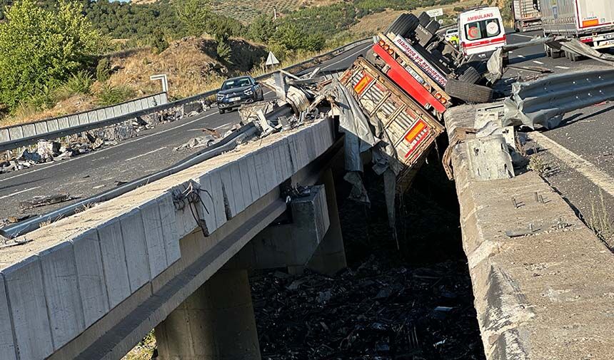 Tır iki köprü arasına devrildi, hayatını kaybetti