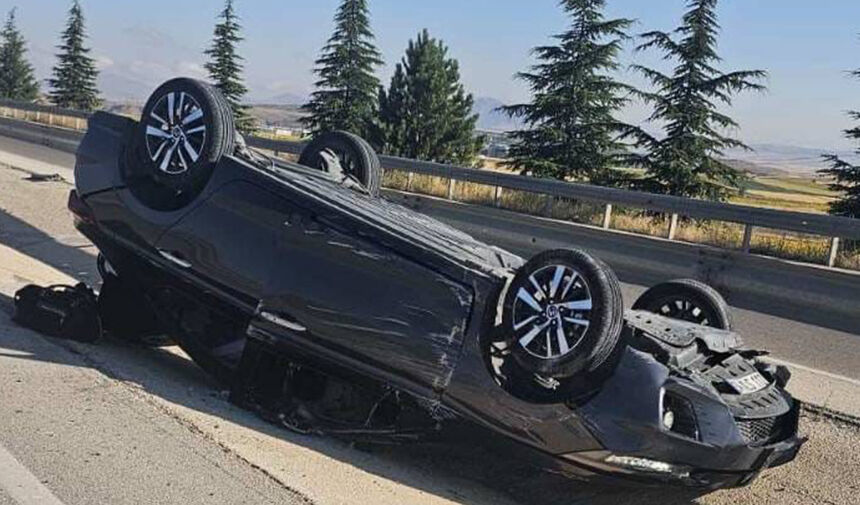İçinde 5 Çocuk, 3 Yetişkin Bulunan Otomobil Refüje Devrildi (1)