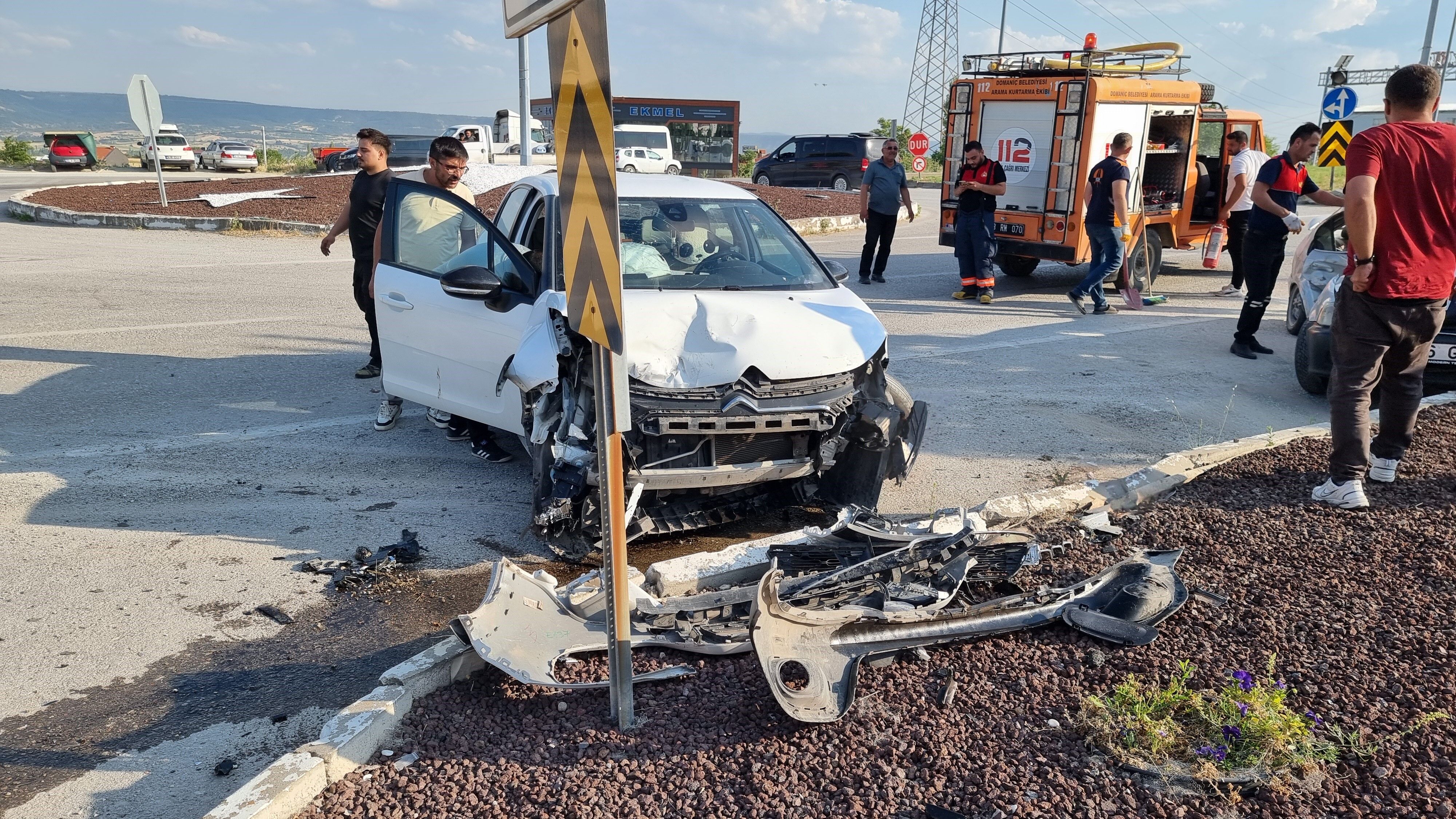 İki Otomobil Kavşakta Çarpıştı (2)-1