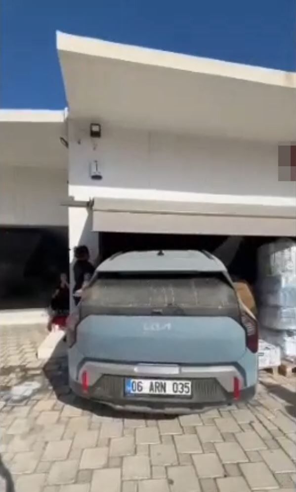 Kontrolden Çıkan Otomobil Markete Daldı (1)